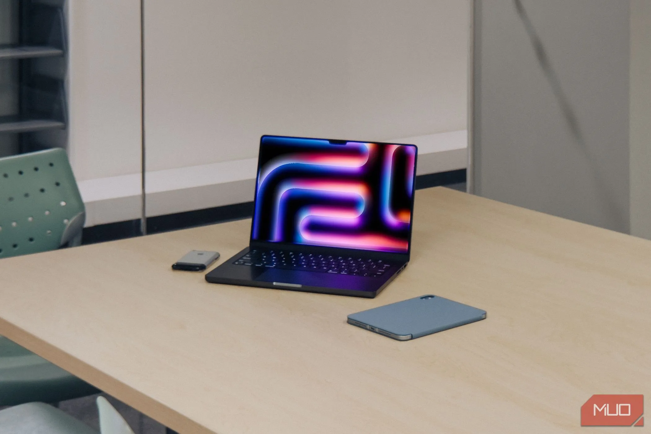 Hệ sinh thái Apple với MacBook Pro, iPad và iPhone, minh họa tính liền mạch và đồng bộ vượt trội của các thiết bị iOS