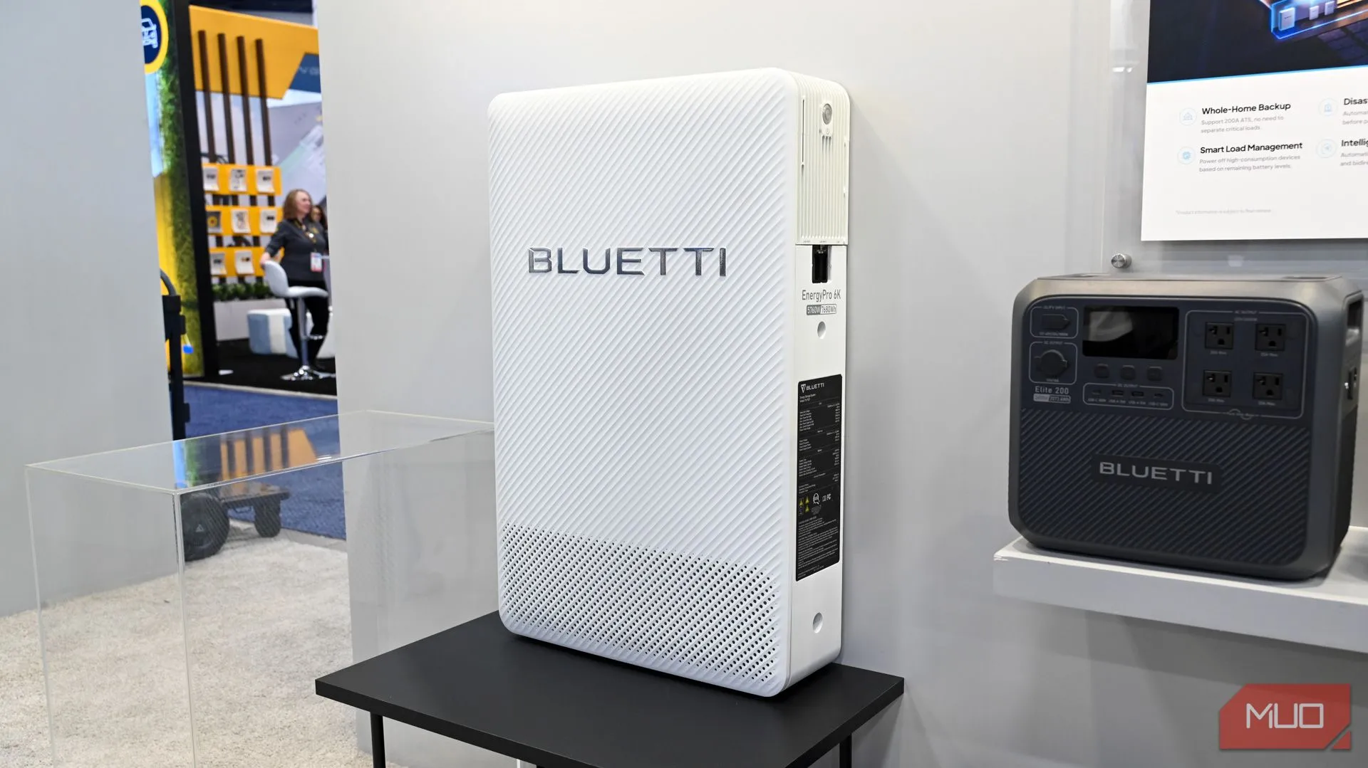 Hệ thống lưu trữ năng lượng Bluetti EnergyPro 6K nhìn từ bên cạnh, thể hiện thiết kế tích hợp cho gia đình.