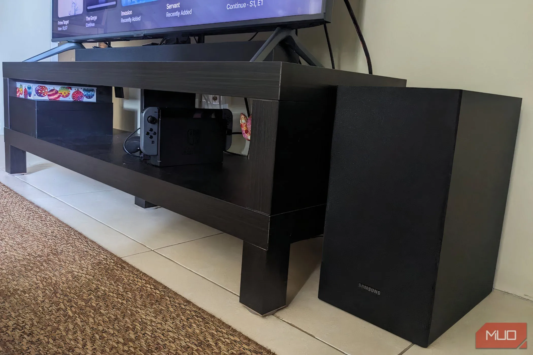 Hệ thống soundbar và loa siêu trầm trong phòng khách.