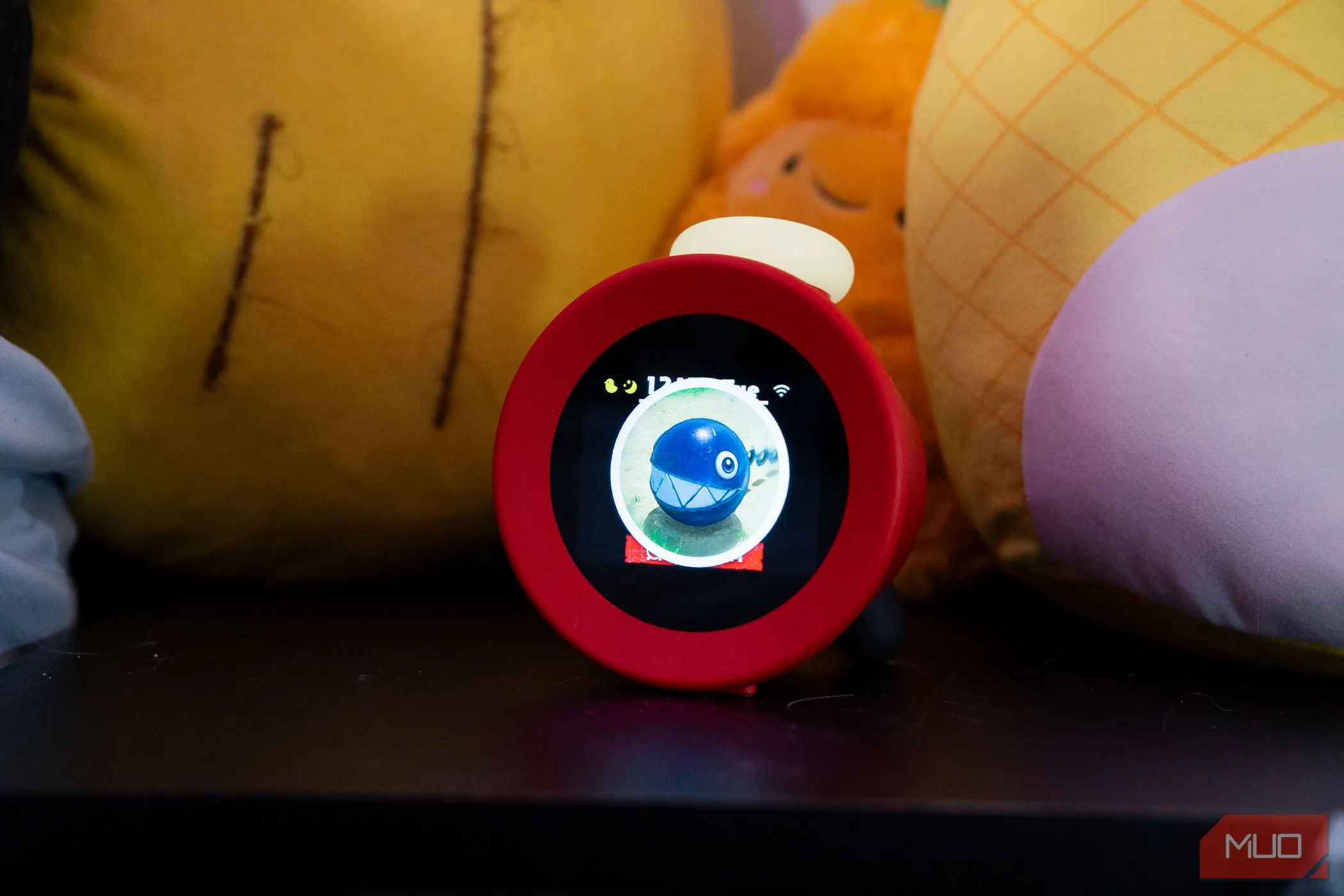 Hình ảnh Chain Chomp, một 'khách ghé thăm' từ game Super Mario Odyssey, xuất hiện trên màn hình Nintendo Alarmo khi báo thức vang lên.