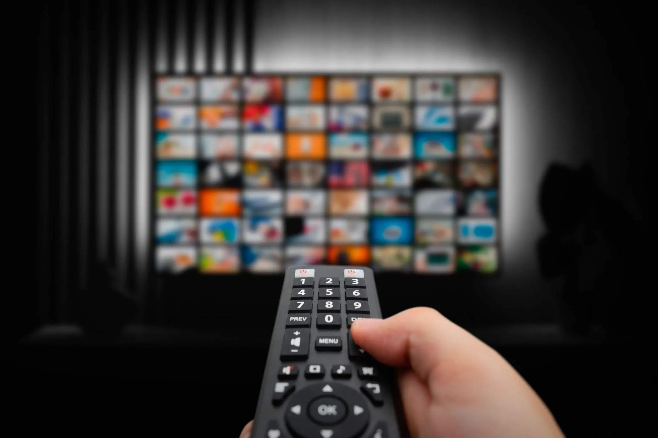 Hình ảnh chiếc điều khiển TV đang chỉ vào màn hình dịch vụ streaming, thể hiện sự trở lại của trải nghiệm xem truyền hình truyền thống.