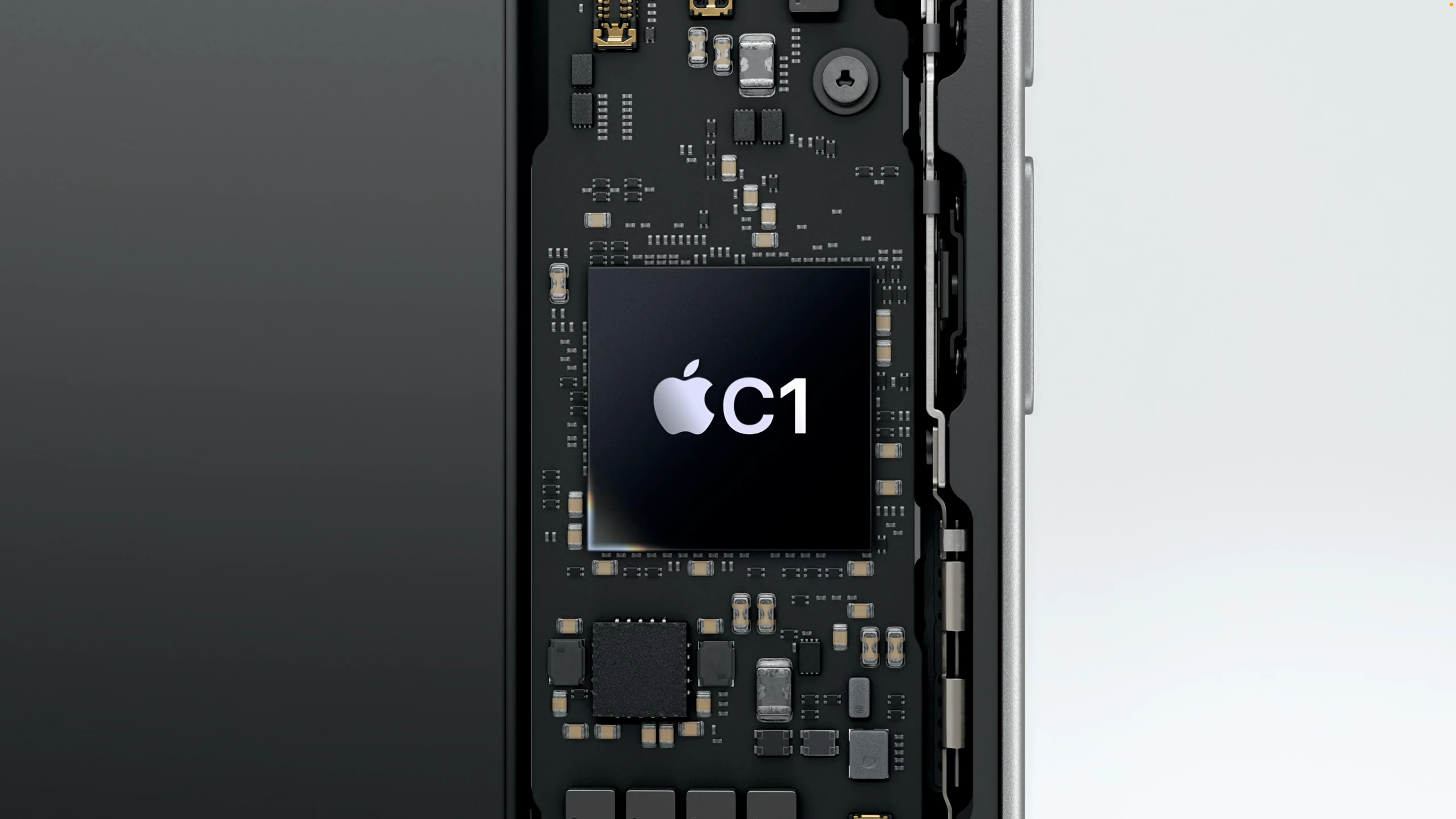 Hình ảnh chip C1, modem tự sản xuất đầu tiên của Apple, bên trong bo mạch.