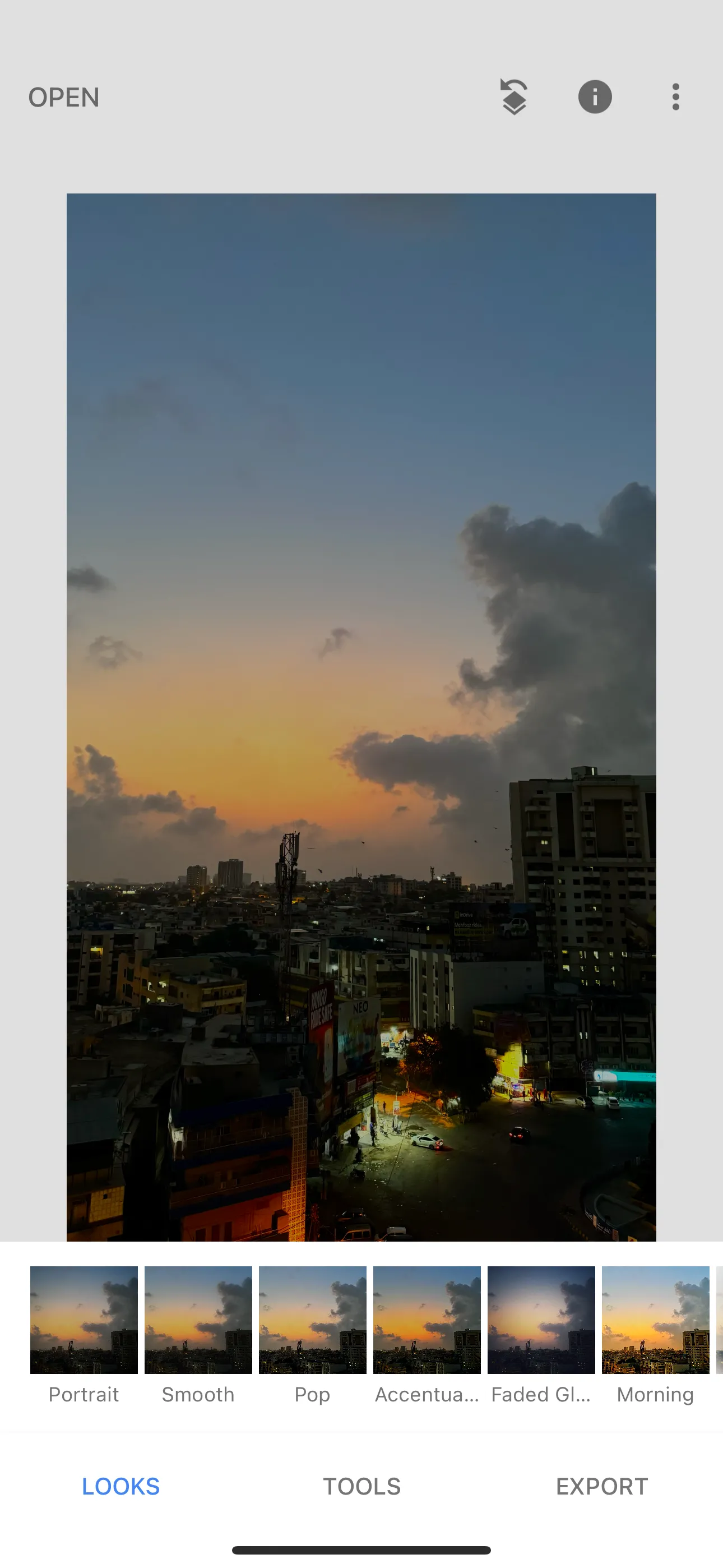 Hình ảnh được mở trong trình chỉnh sửa ảnh Snapseed của Google, hiển thị các công cụ chỉnh sửa đa dạng.