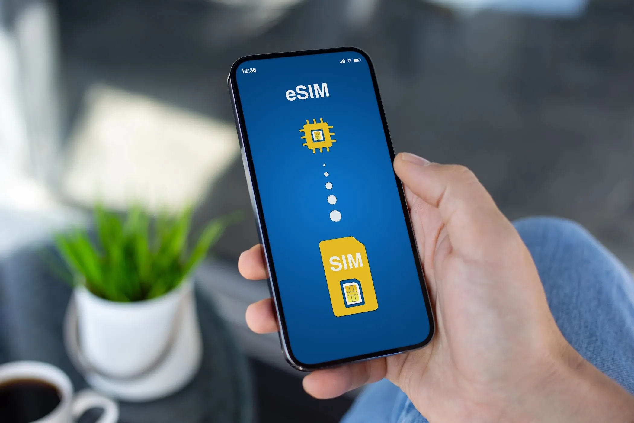 Hình ảnh minh họa chuyển đổi từ SIM vật lý sang eSIM trên điện thoại thông minh