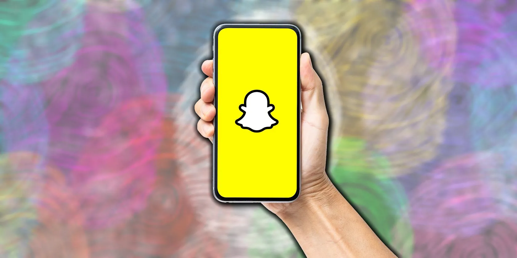 Hình ảnh một người đang sử dụng điện thoại với ứng dụng Snapchat, một ứng dụng nhắn tin và chia sẻ ảnh video có khả năng theo dõi vị trí và dữ liệu người dùng.