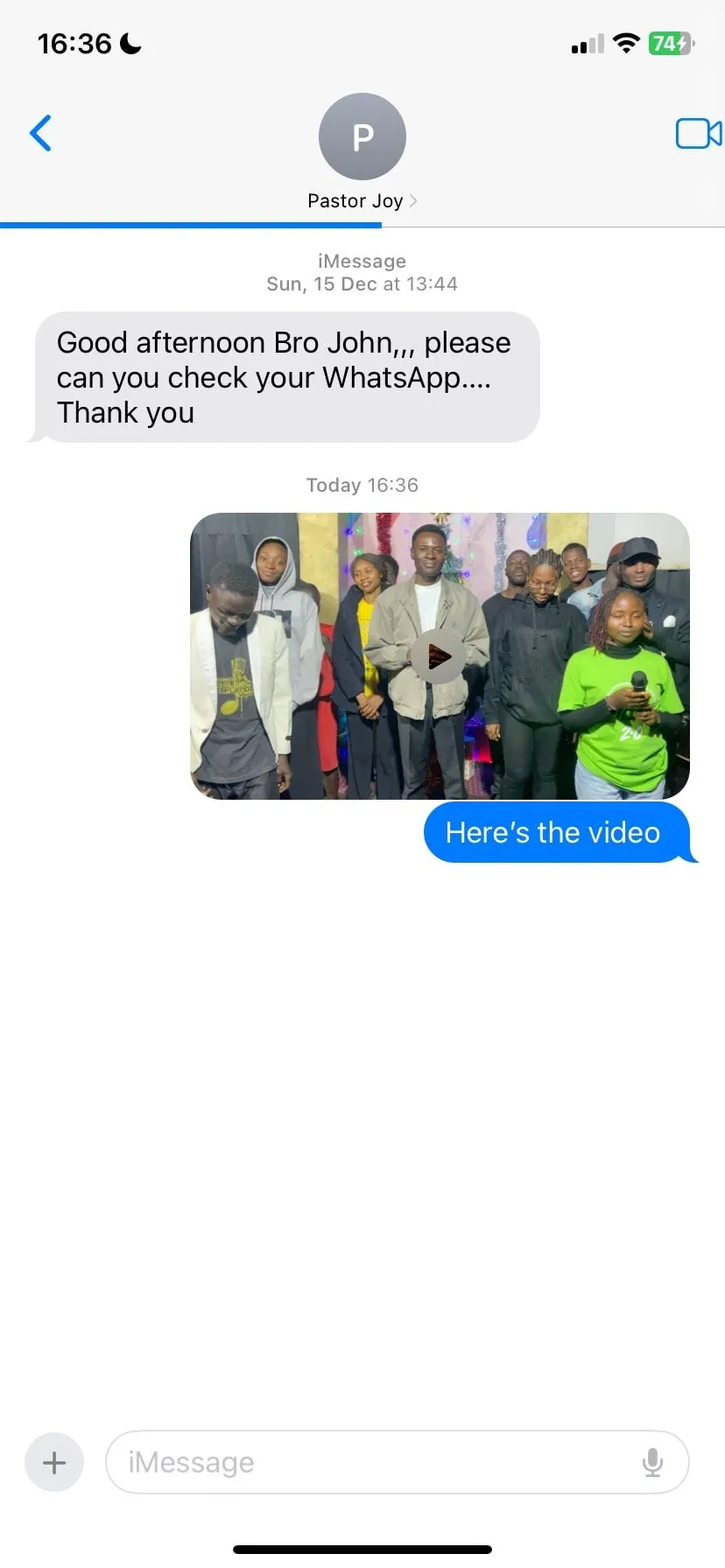 Hình ảnh người dùng đang gửi video trong cuộc trò chuyện iMessage