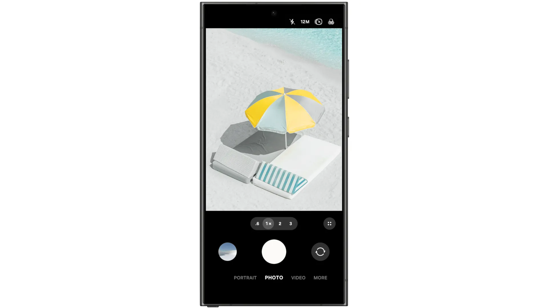Hình động GIF minh họa giao diện ứng dụng Camera được cải tiến trên One UI 7, cho thấy bố cục mới và các điều khiển được sắp xếp lại.