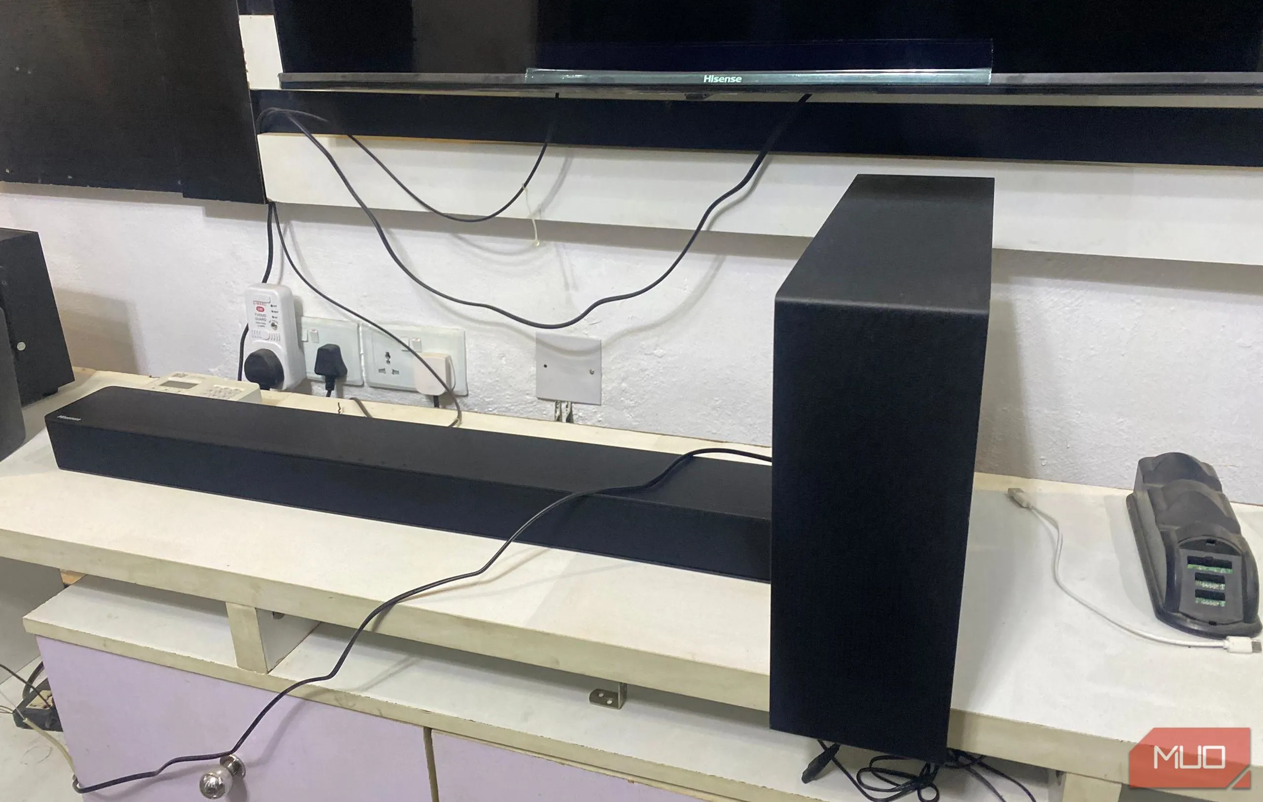 Hisense HS2100 soundbar và loa siêu trầm đặt cạnh nhau