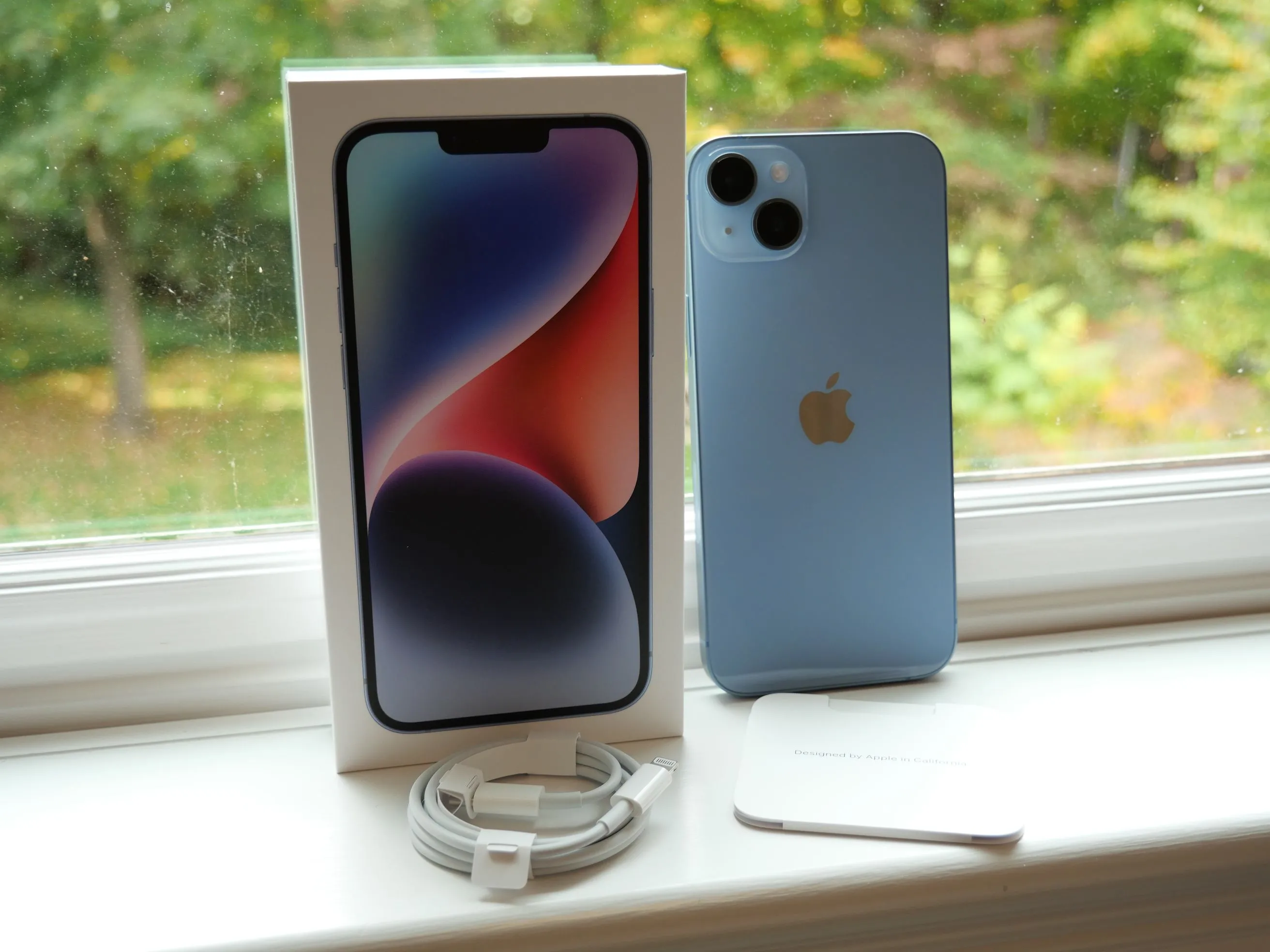 Hộp đựng và phụ kiện bên trong của iPhone 14 Plus, chỉ có cáp sạc.