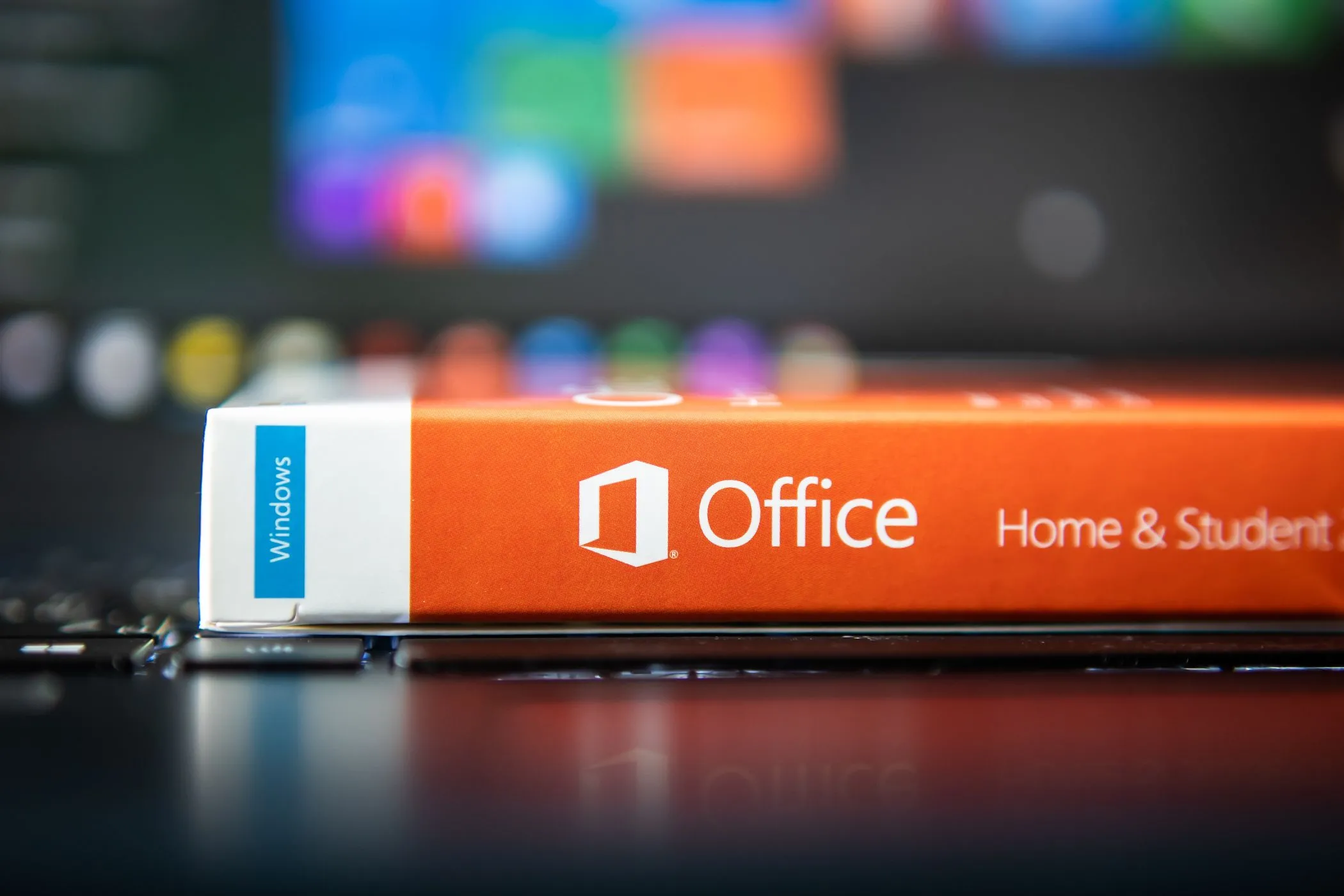 Hộp phần mềm Microsoft Office Home & Student trên bàn làm việc, minh họa cho giấy phép phần mềm