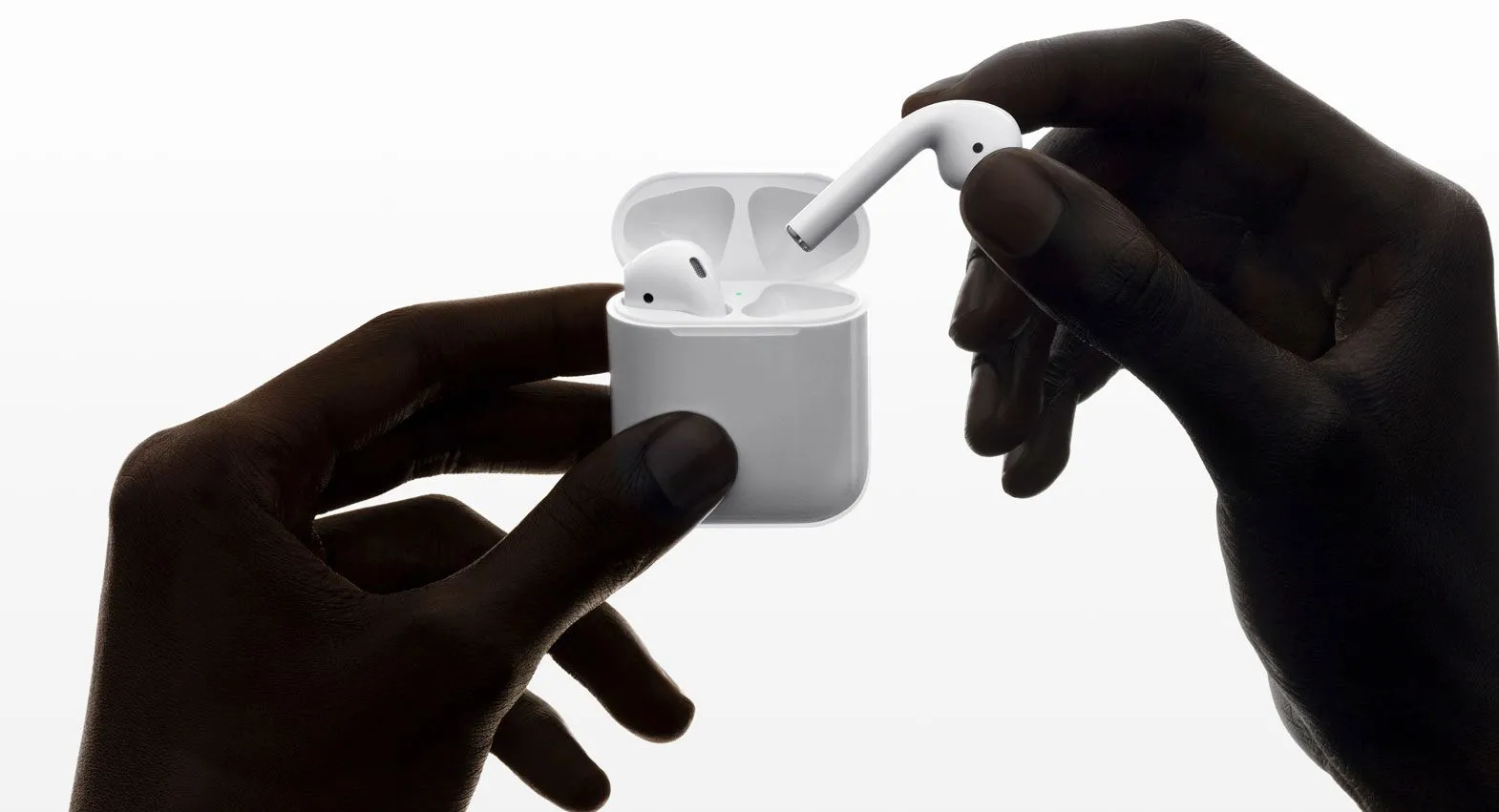 Hộp sạc của AirPods thế hệ thứ hai, với thiết kế hình vuông đặc trưng và đèn trạng thái ở mặt trước (đối với bản sạc không dây).