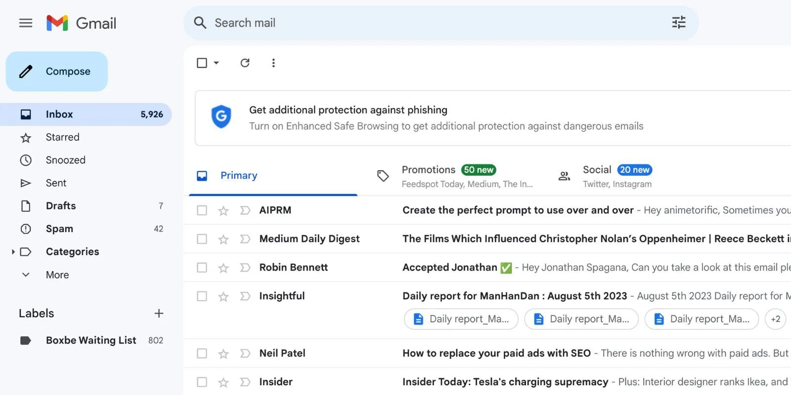 Hộp thư đến Gmail với nhiều email chưa đọc, thể hiện sự quá tải và phân tâm.
