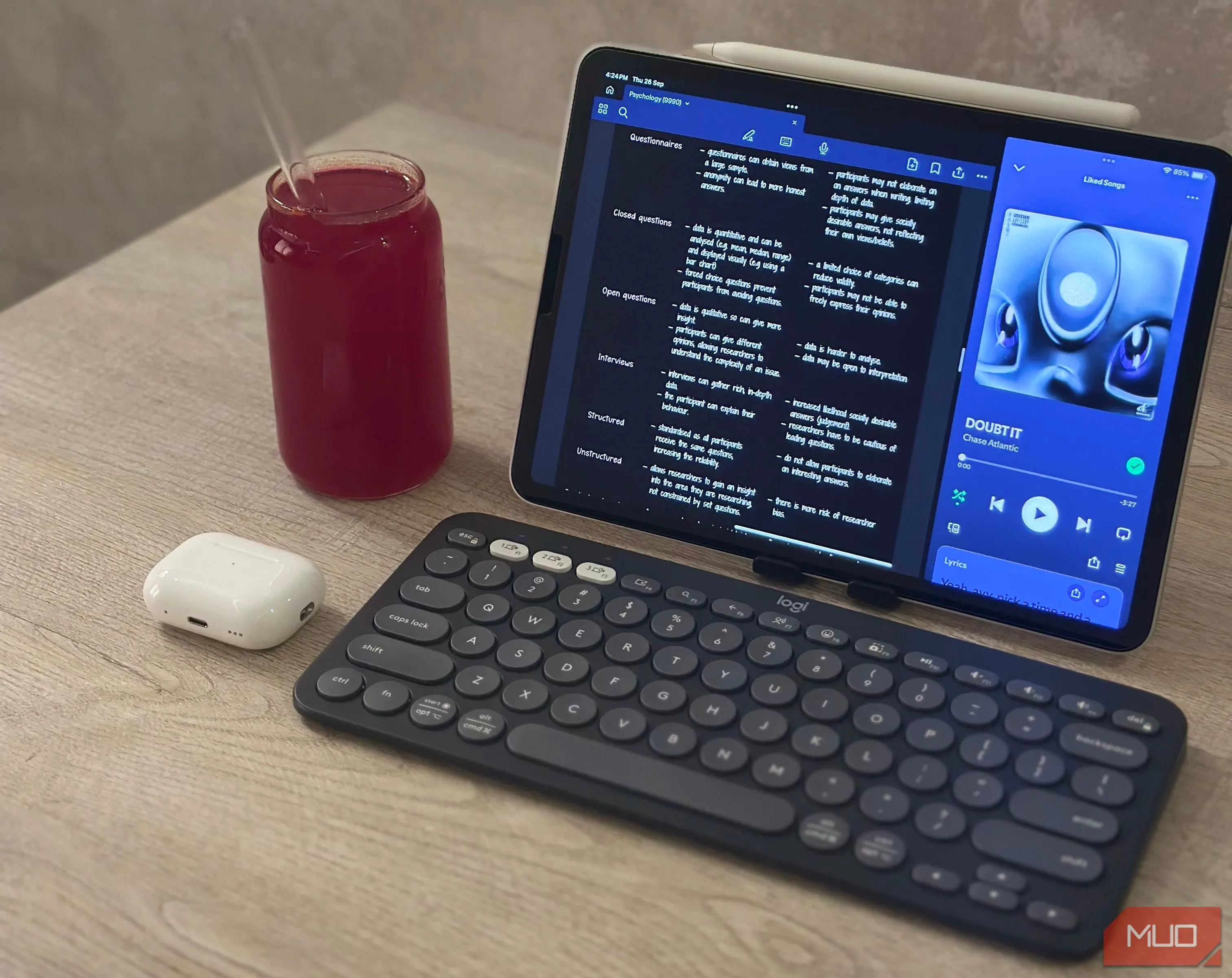 iPad Air M1 cùng bàn phím Logitech Pebble Keys 2 K380s và chuột ESR MagMouse tạo thành bộ setup làm việc di động