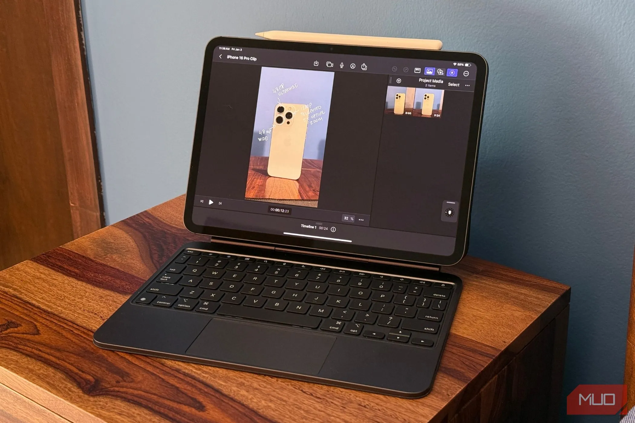 iPad Pro đặt trên bàn với bàn phím Magic Keyboard và ứng dụng Final Cut Pro đang mở