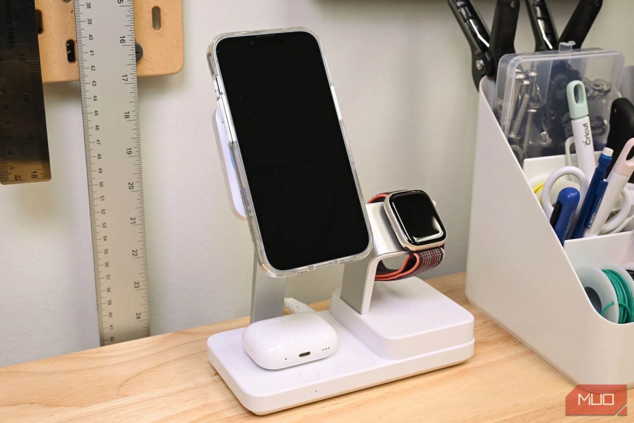 iPhone 16 Pro sạc không dây trên đế sạc từ tính ESR, cùng với AirPods và Apple Watch, minh họa tính năng Qi2 Certified và MagSafe