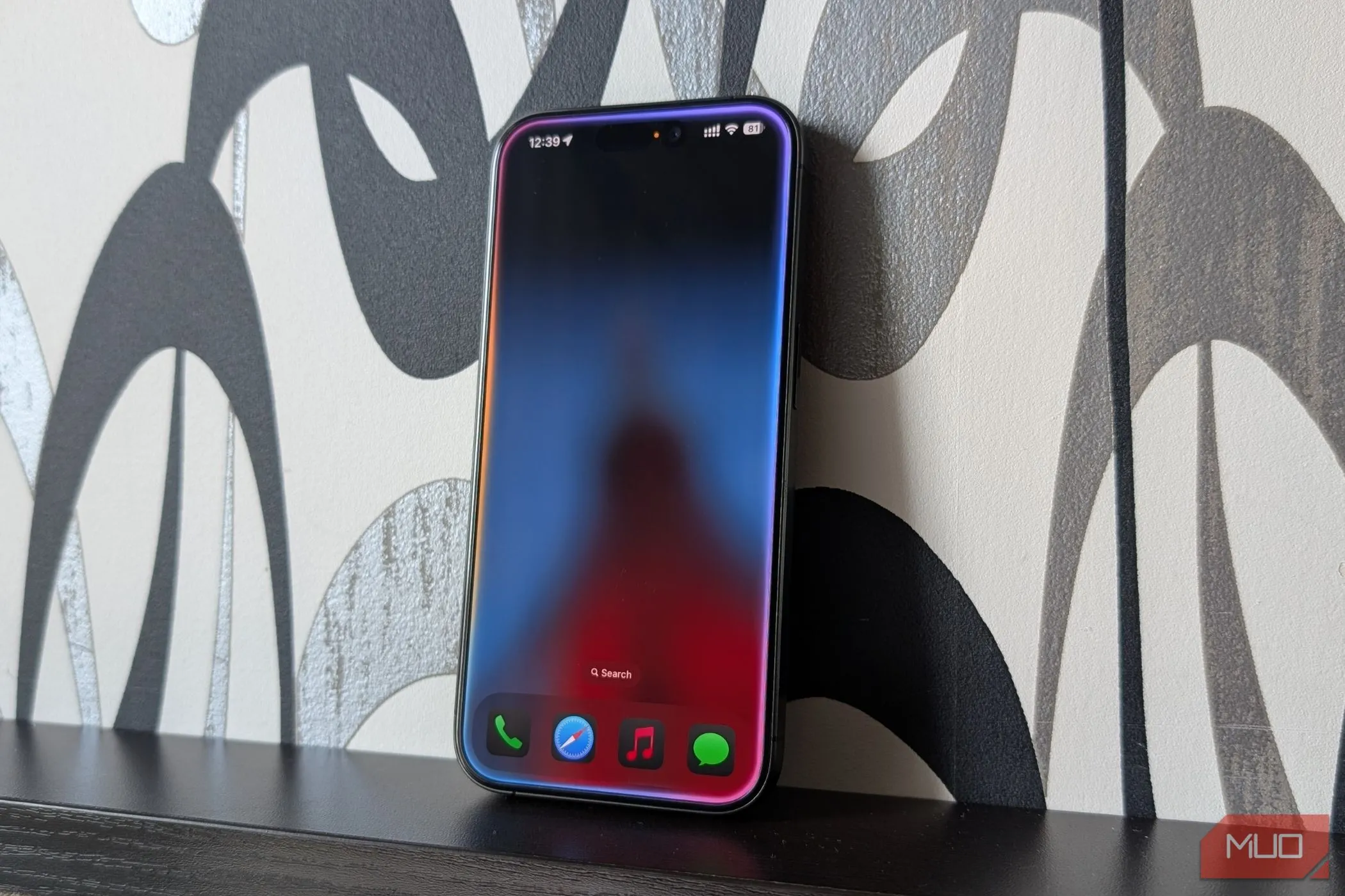 iPhone hiển thị Siri đang hoạt động, minh họa tính năng AI trên thiết bị