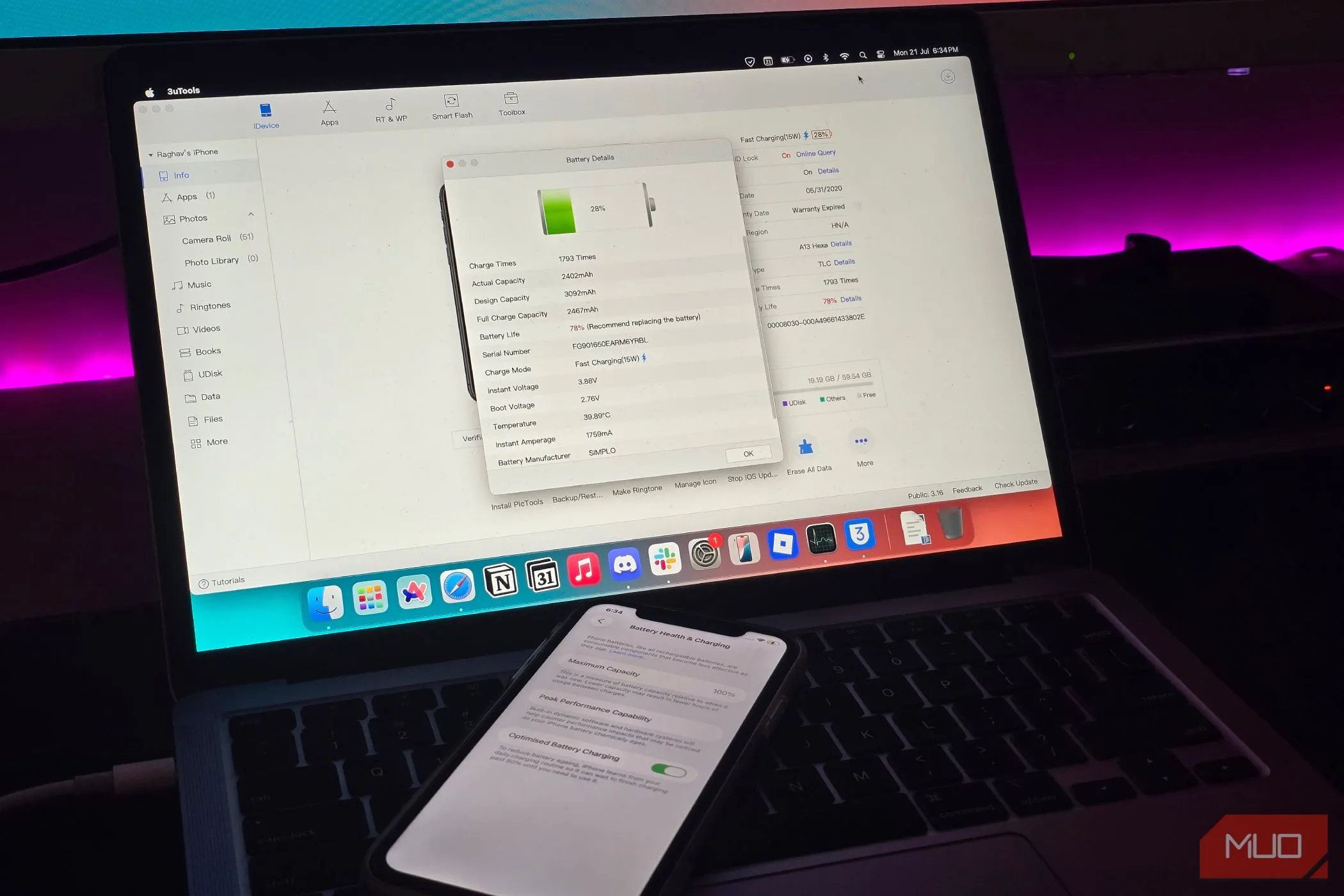 iPhone kết nối với MacBook, màn hình 3uTools hiển thị chi tiết tình trạng pin và chu kỳ sạc