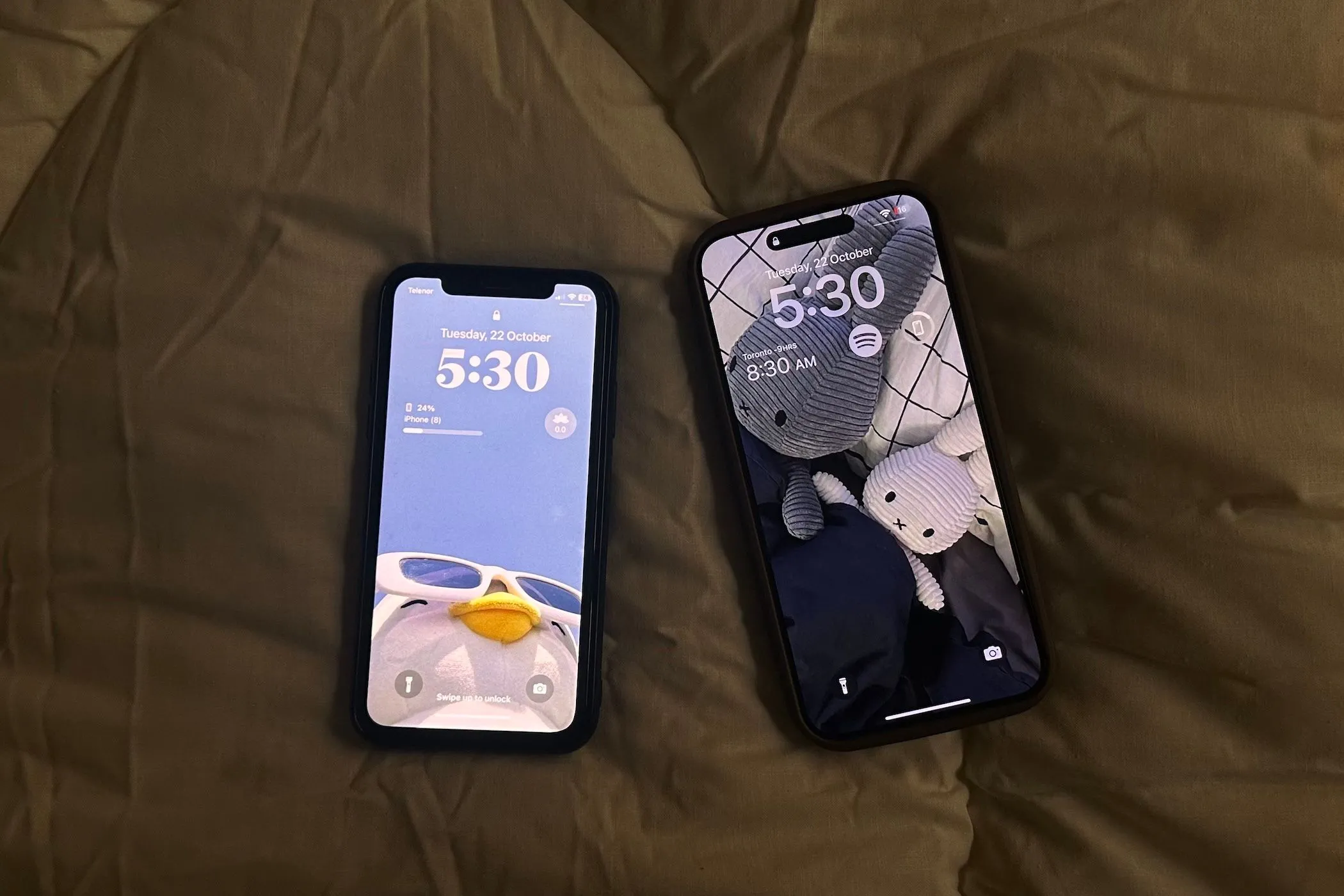 iPhone X và iPhone 15 Pro Max trên mặt phẳng, minh họa việc nâng cấp thiết bị Apple