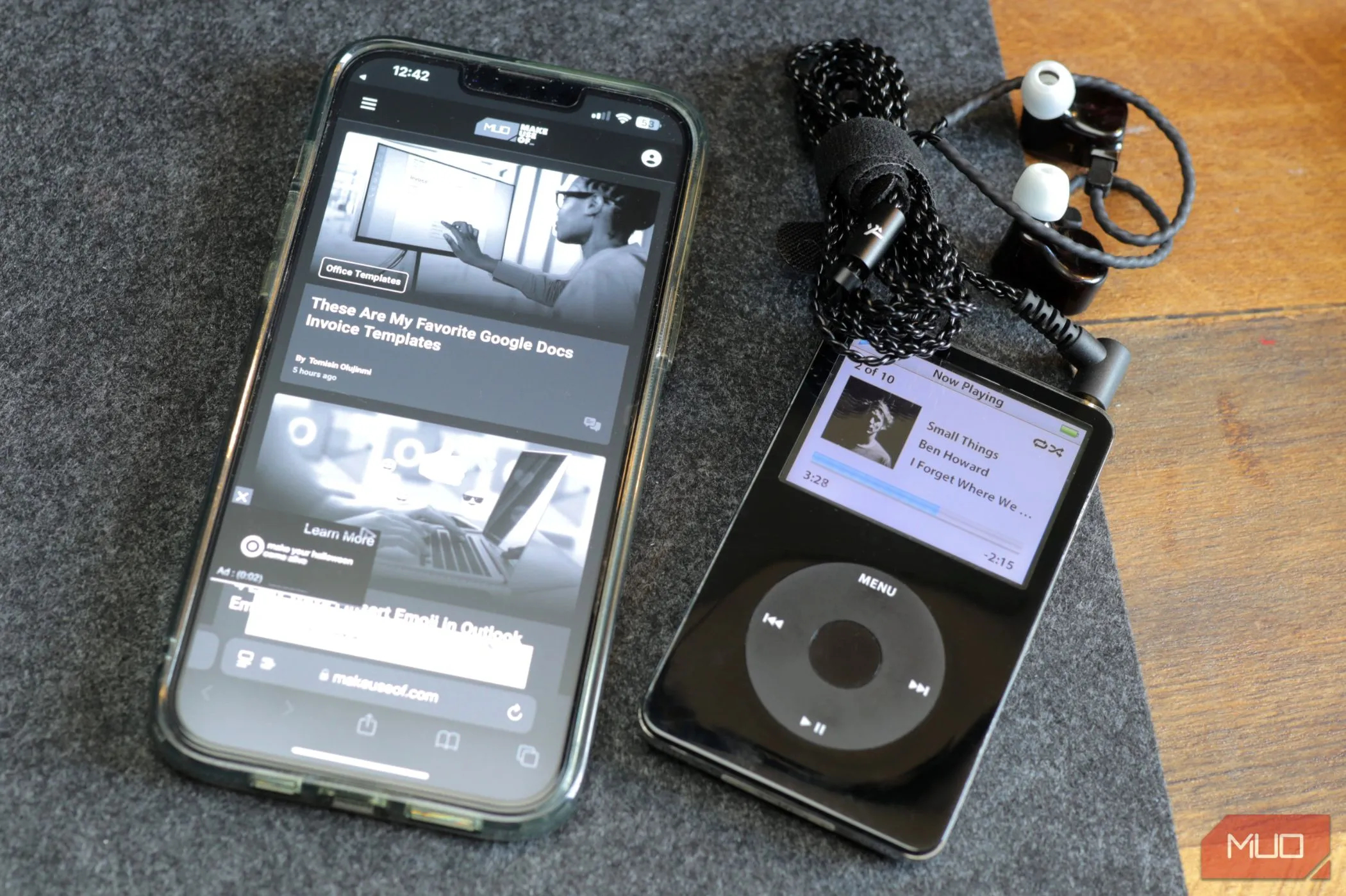 iPod màu đen và iPhone 13 đơn sắc trên tấm lót bàn
