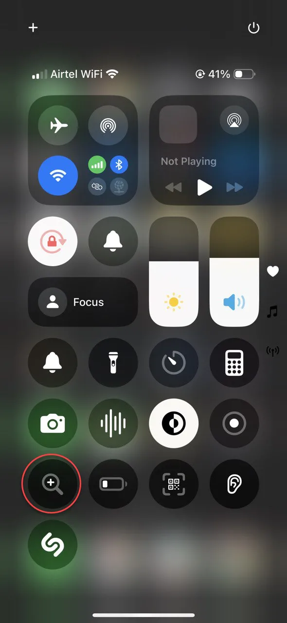 Khởi động ứng dụng Kính lúp trên iPhone để phóng đại thông tin chi tiết