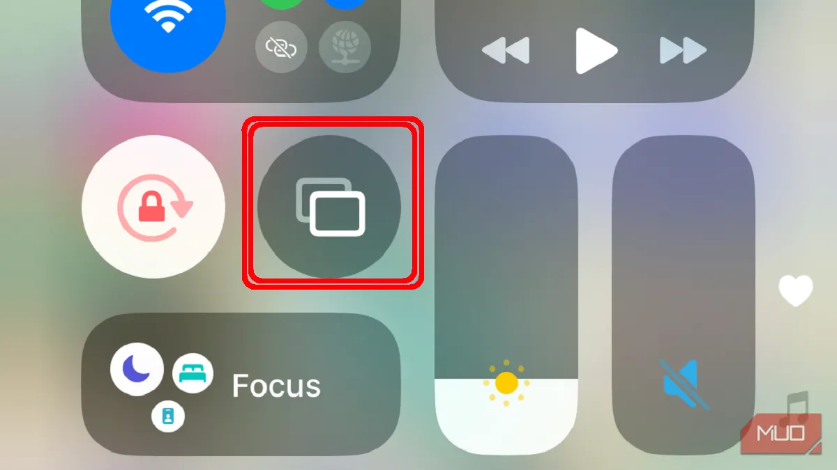 Kích hoạt tính năng Phản Chiếu Màn Hình từ Trung Tâm Điều Khiển của thiết bị iOS để kết nối với Roku