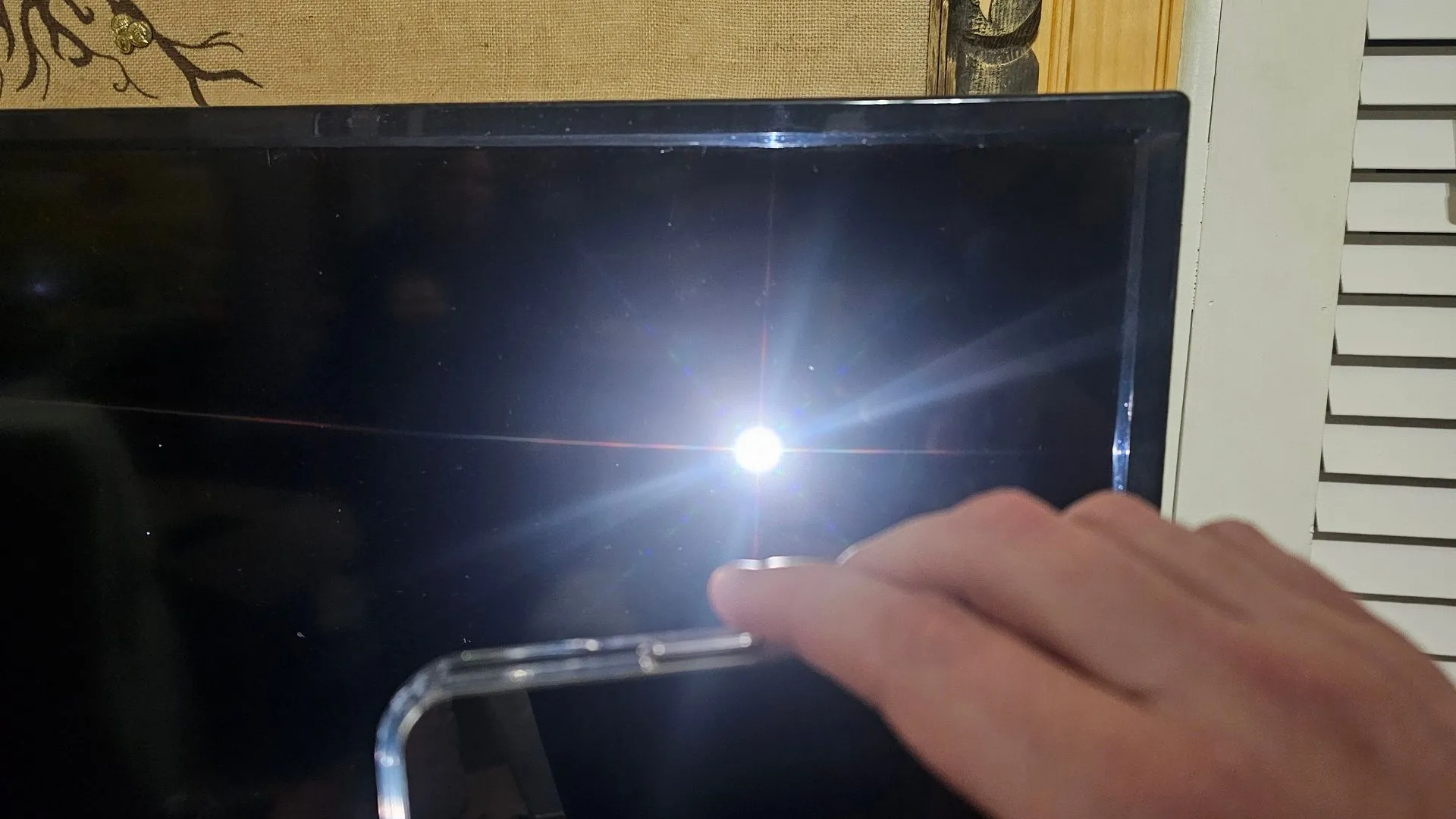 Kiểm tra lỗi đèn nền Roku TV bằng phương pháp đèn pin.