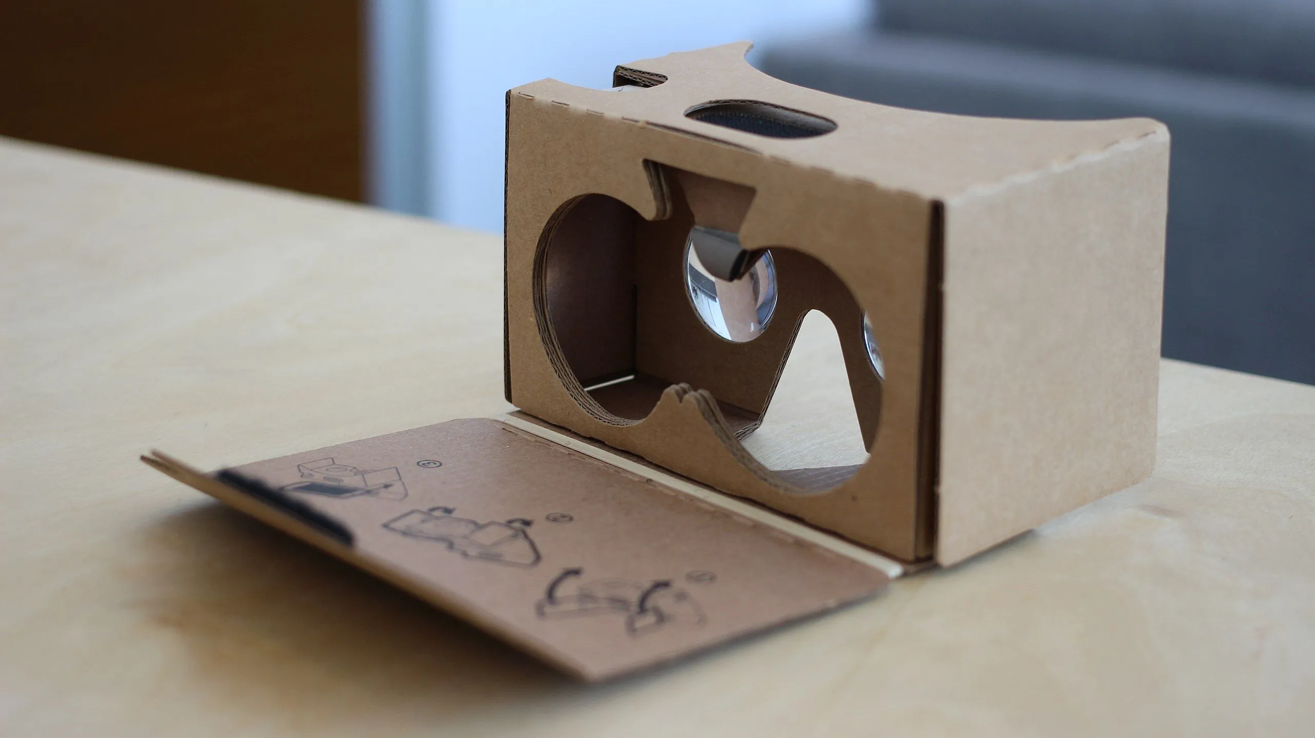 Kính Google Cardboard và điện thoại đang sử dụng