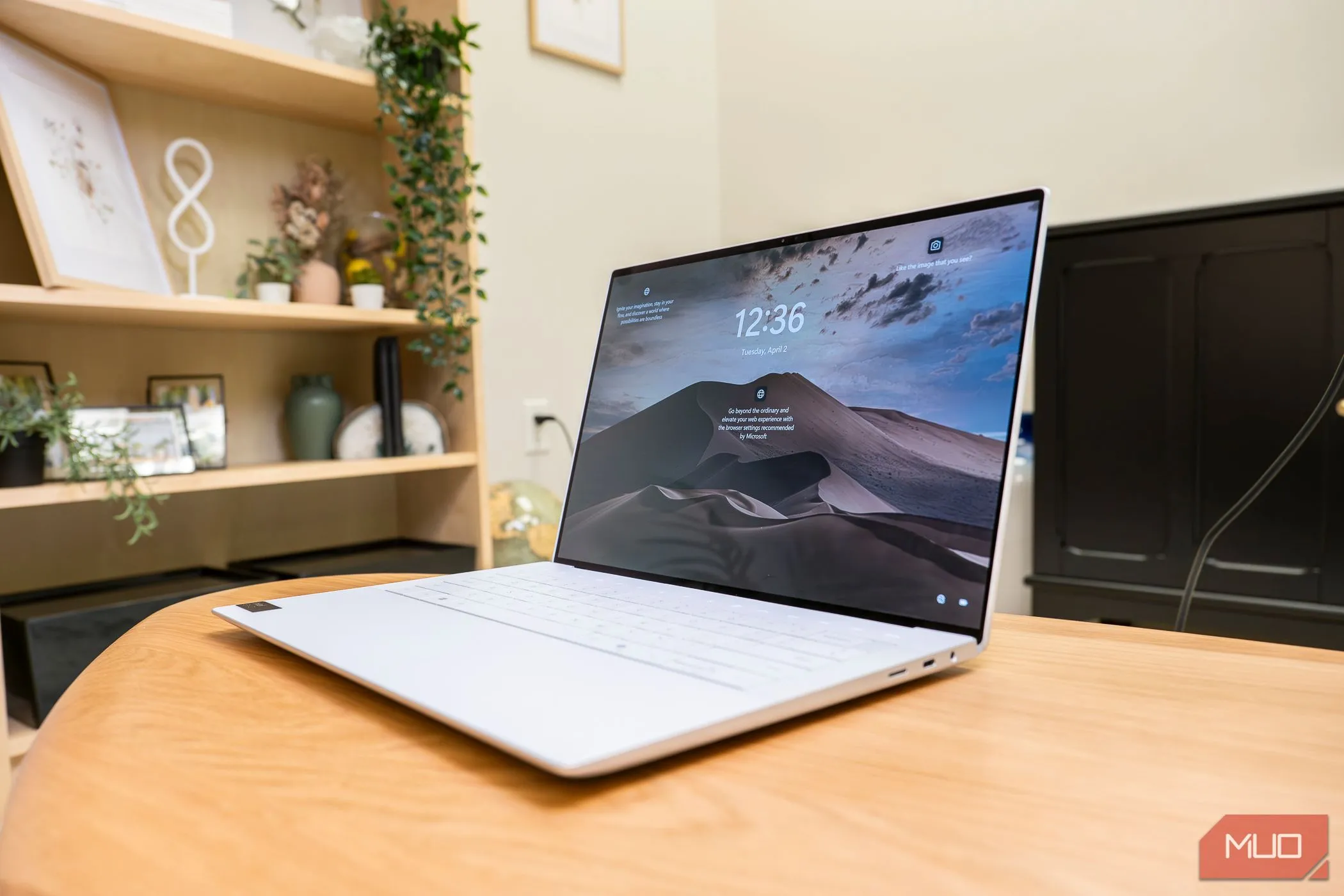 Laptop Dell XPS 14 9440 đang chạy Windows đặt trên bàn làm việc