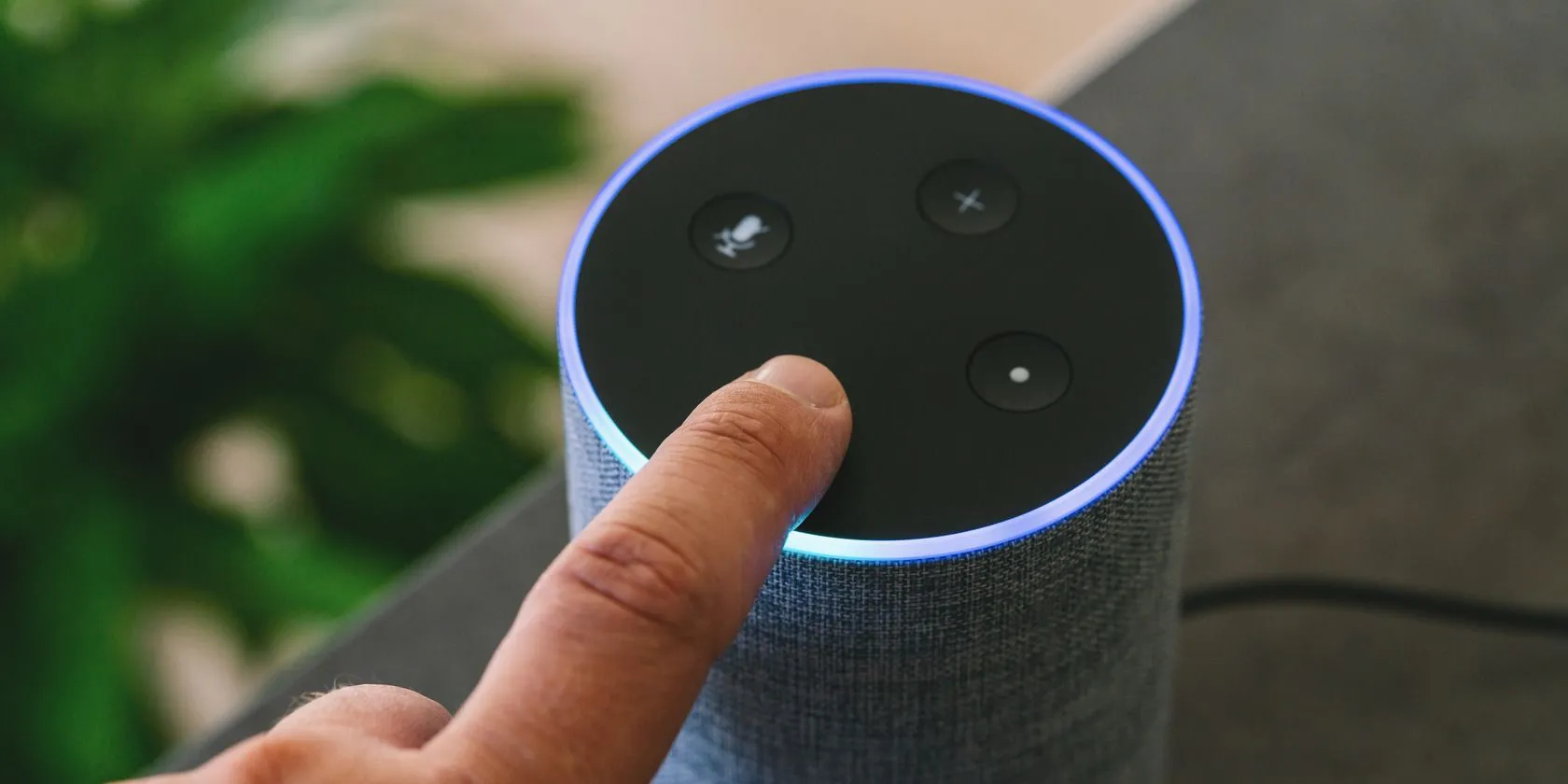 Loa thông minh Amazon Echo, đại diện cho các thiết bị trợ lý giọng nói có thể điều khiển Smart TV.