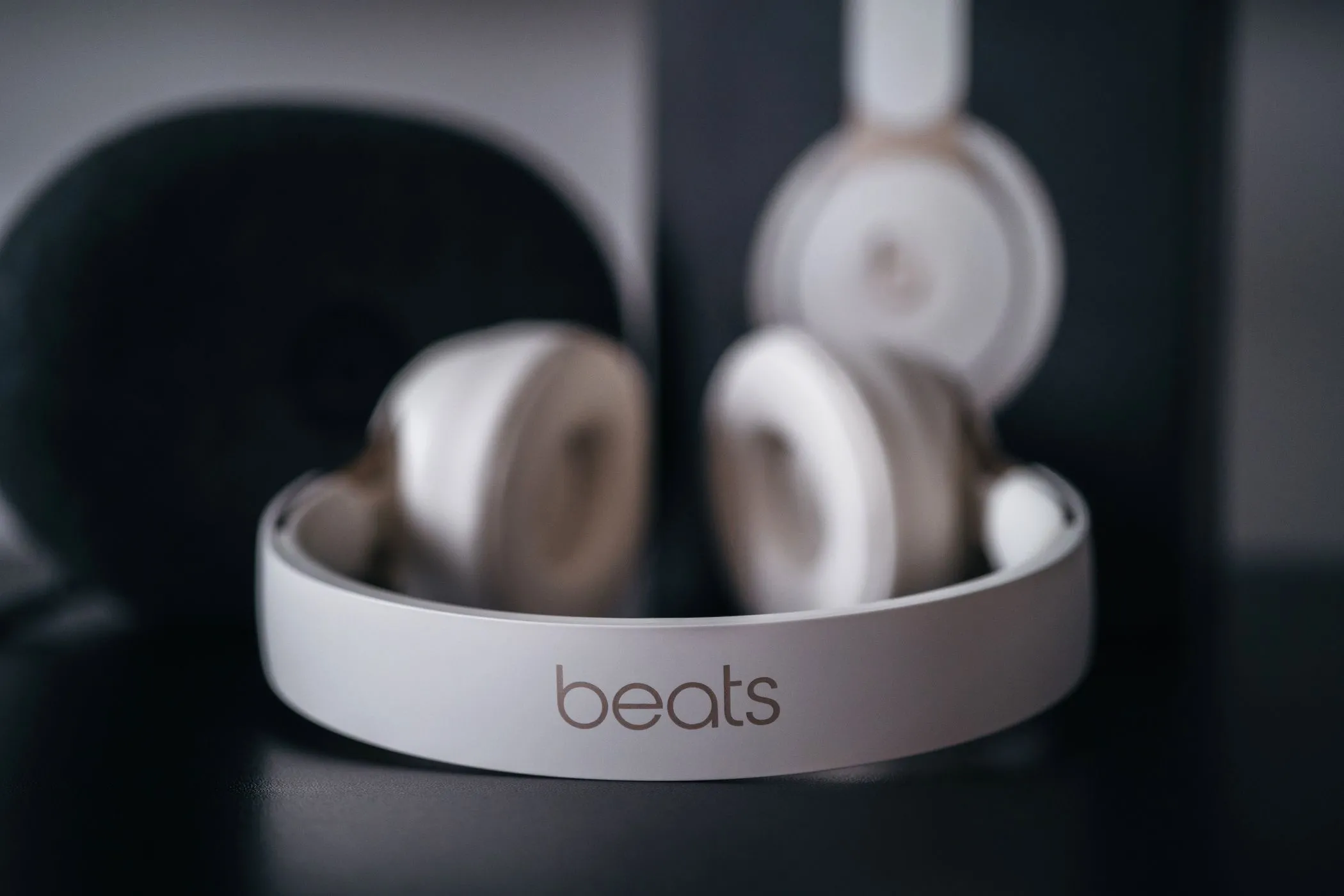 Logo Beats nổi bật trên vành tai nghe, biểu tượng cho phong cách và sự tích hợp liền mạch với hệ sinh thái Apple.