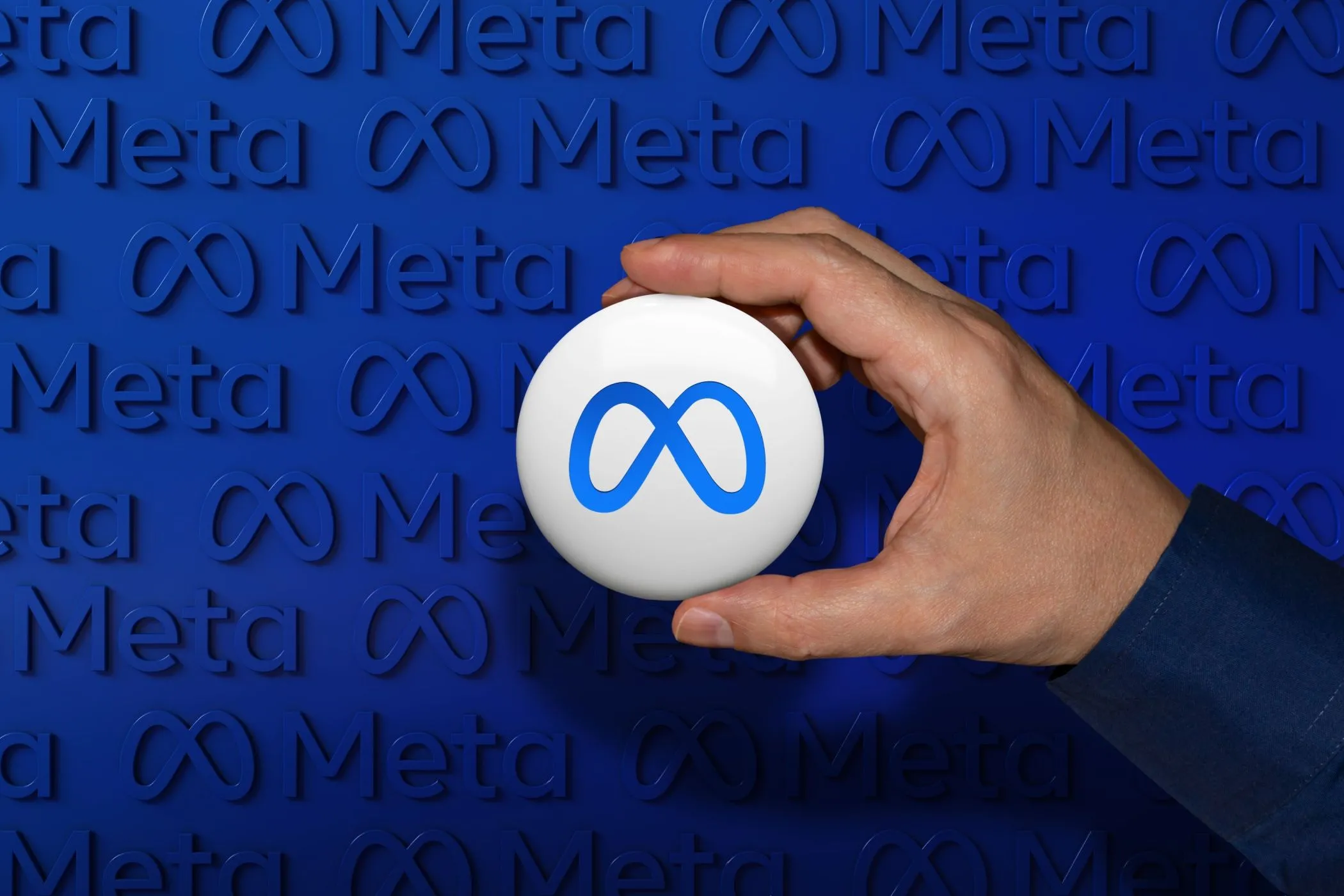 Logo Meta trên một nút bấm, đại diện cho tập đoàn sở hữu các ứng dụng như Facebook, Instagram, Messenger, Threads, nổi tiếng với việc thu thập và chia sẻ dữ liệu người dùng ở mức độ cao.