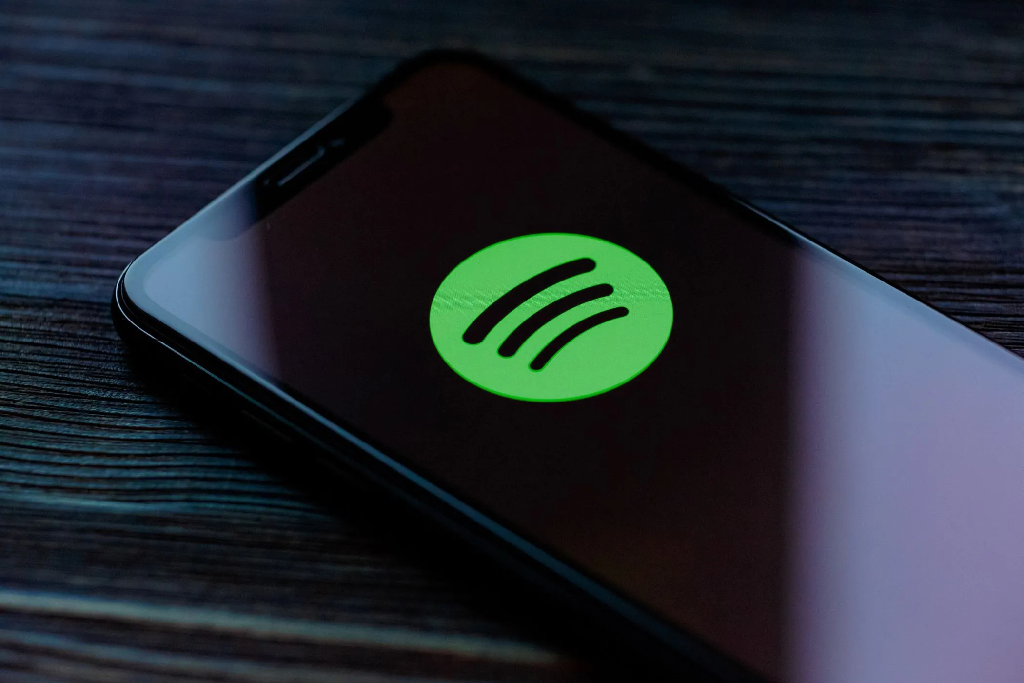 Logo Spotify trên điện thoại thông minh, ứng dụng nghe nhạc phổ biến này cũng theo dõi thói quen nghe và dữ liệu cảm biến của người dùng.