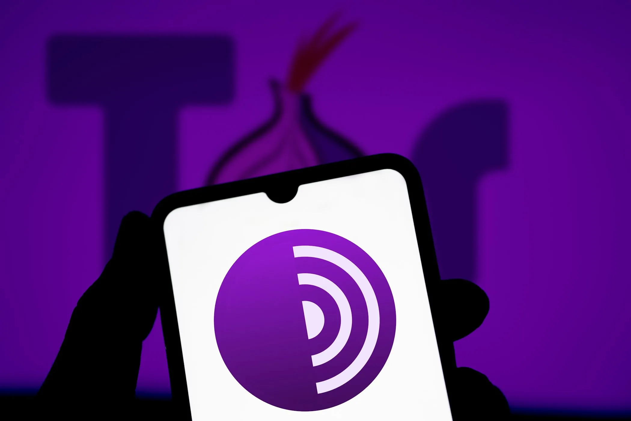 Logo trình duyệt Tor trên nền màu tím, tượng trưng cho tính ẩn danh của Dark Web