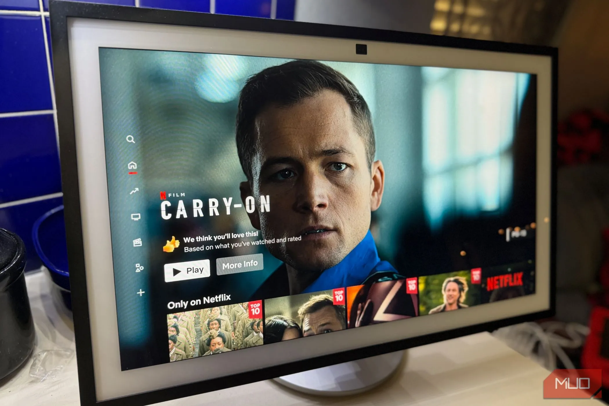 Màn hình Amazon Echo Show 21 hiển thị giao diện Netflix sắc nét