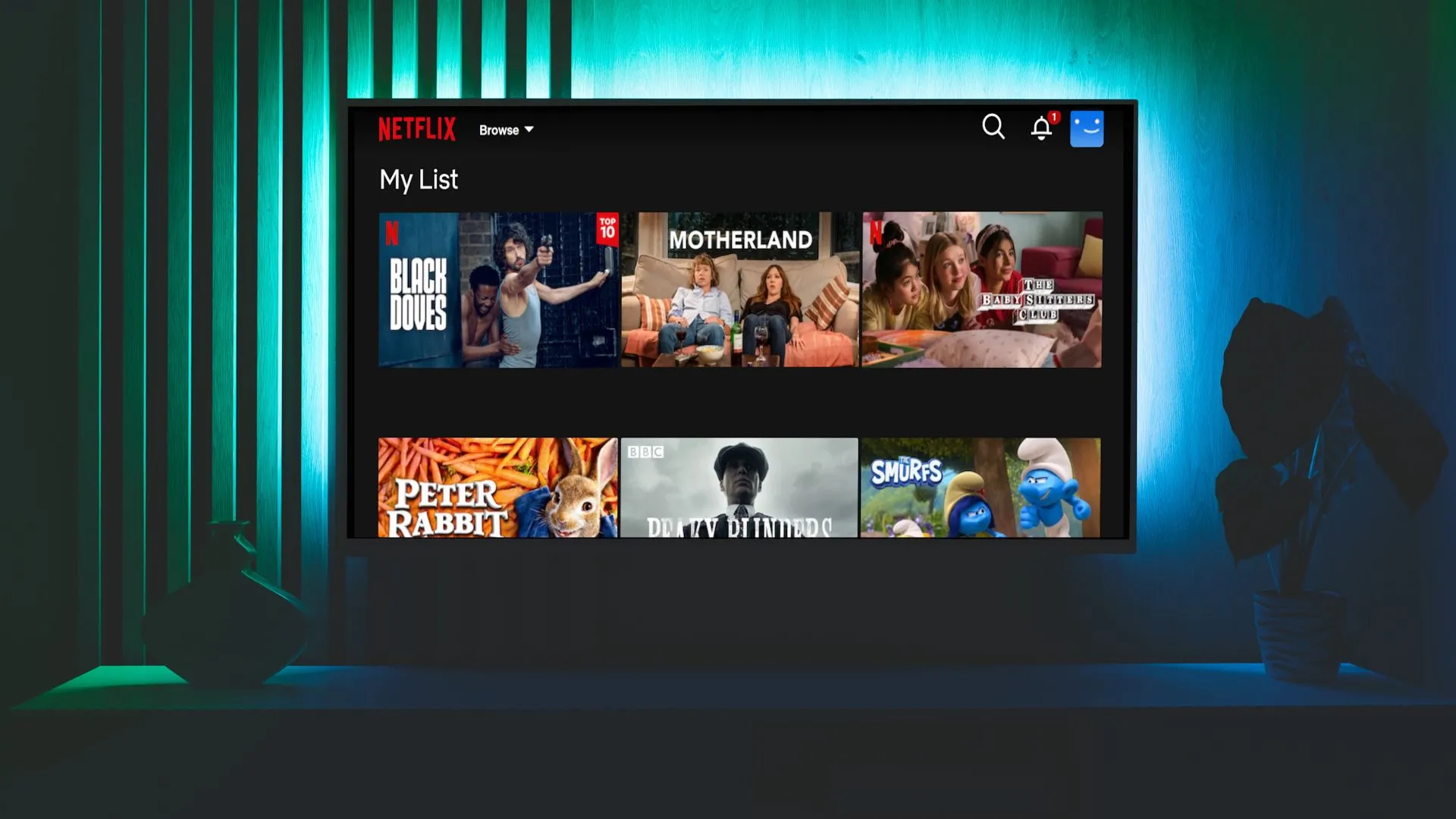 Màn hình Apple TV hiển thị danh sách "Watchlist" và "Continue Watching" đã tích hợp nội dung Netflix.