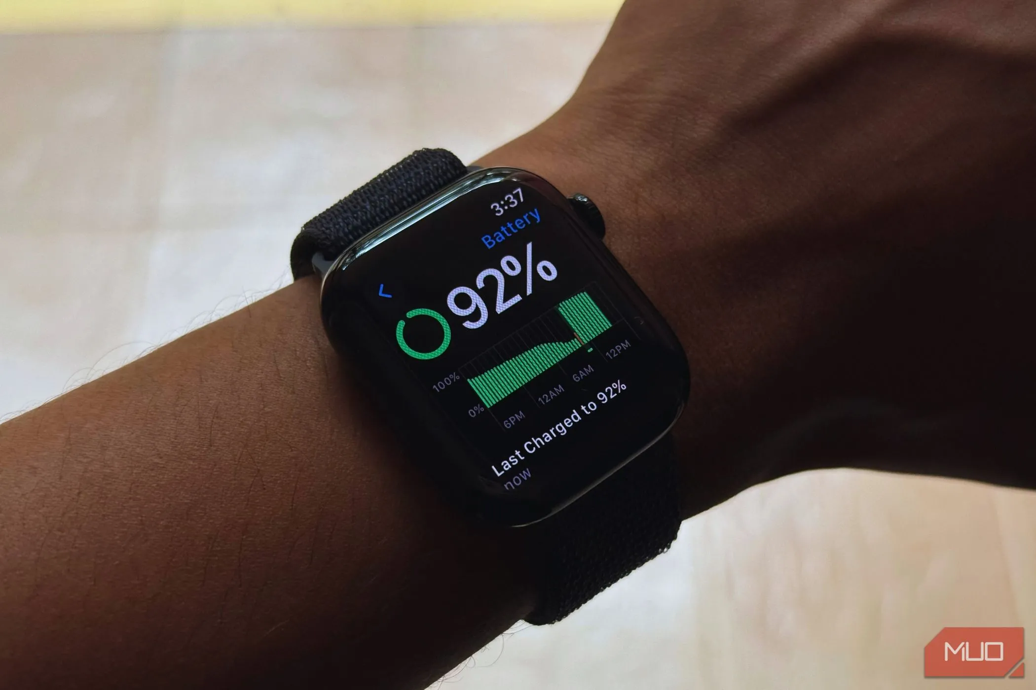 Màn hình Apple Watch Series 10 hiển thị thống kê pin khi đeo trên tay người dùng