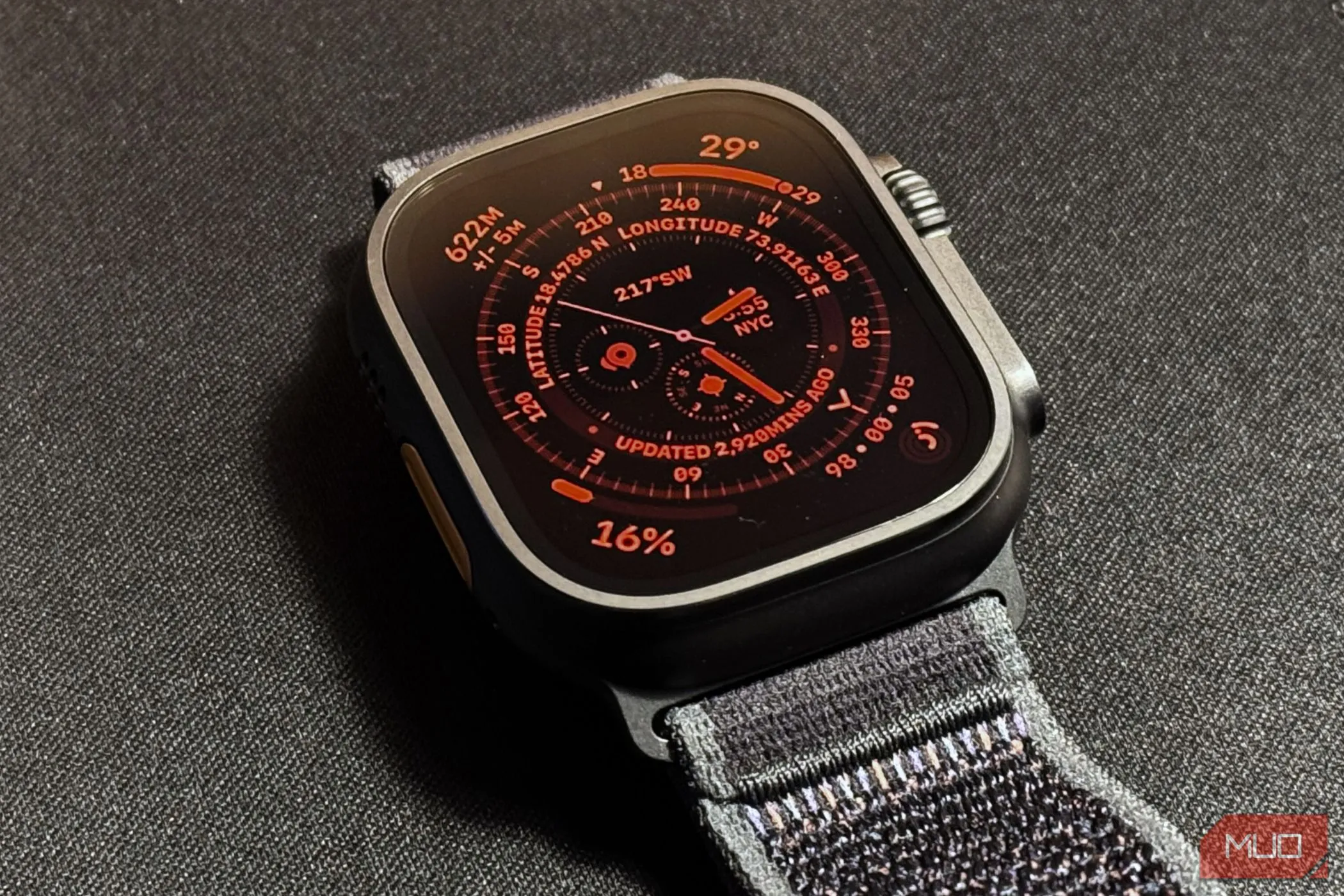Màn hình Apple Watch Ultra 2 hiển thị chế độ ban đêm màu đỏ trên nền tấm thảm đen