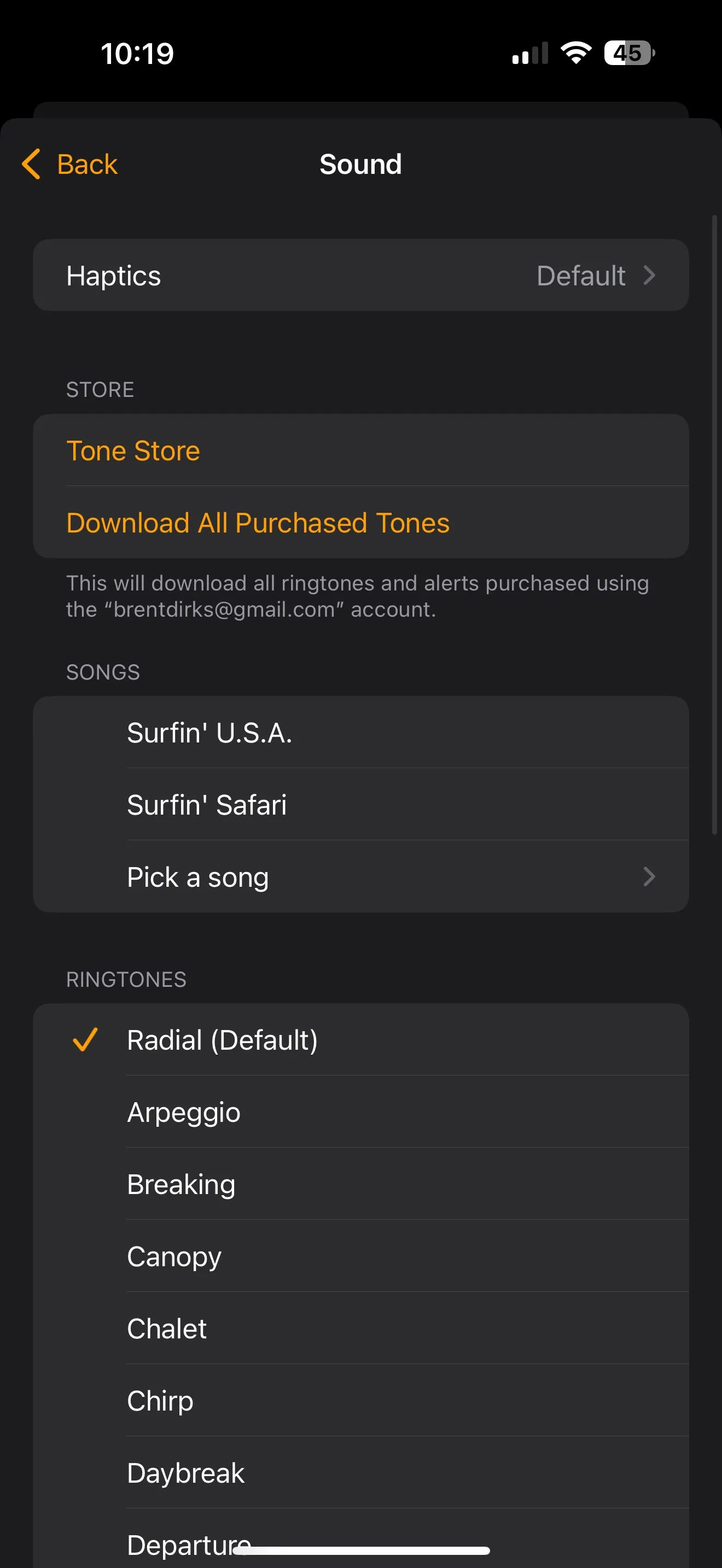 Màn hình cài đặt âm báo thức trong ứng dụng Đồng hồ, cho phép chọn bài hát từ Apple Music.