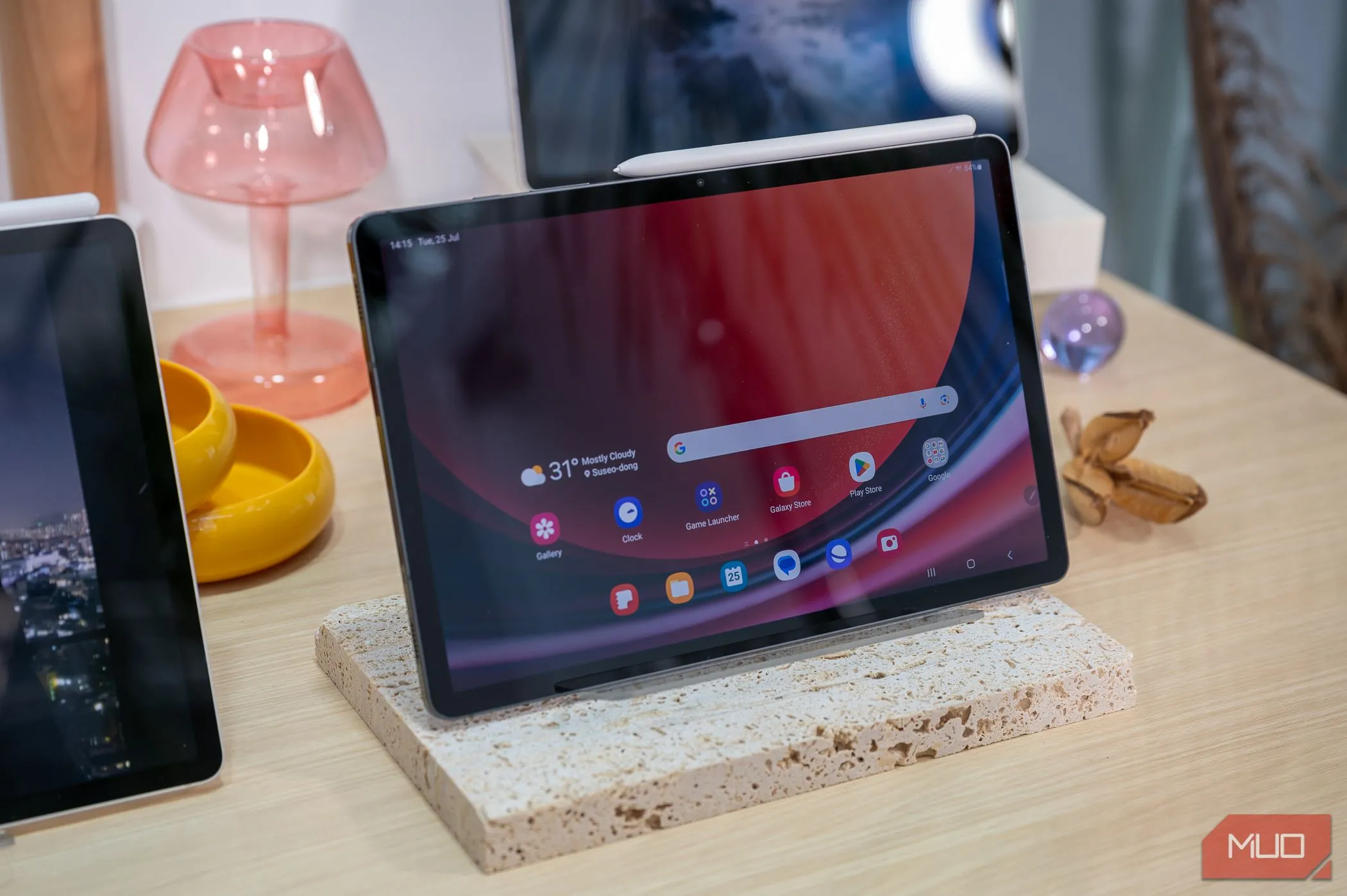 Màn hình chính của máy tính bảng Samsung Galaxy Tab S9 hiển thị các ứng dụng
