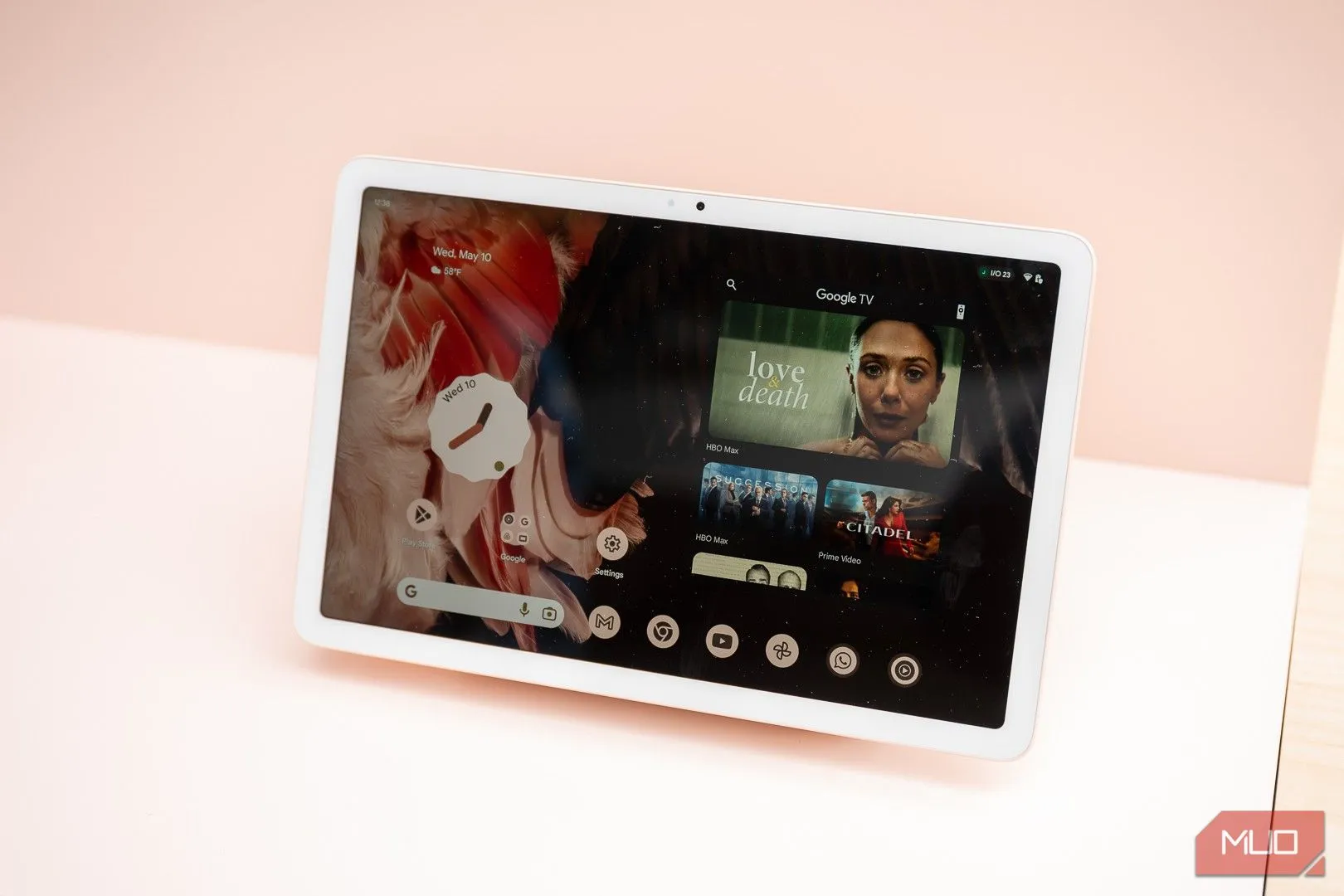 Màn hình chính Pixel Tablet trên bàn với các biểu tượng ứng dụng tùy chỉnh