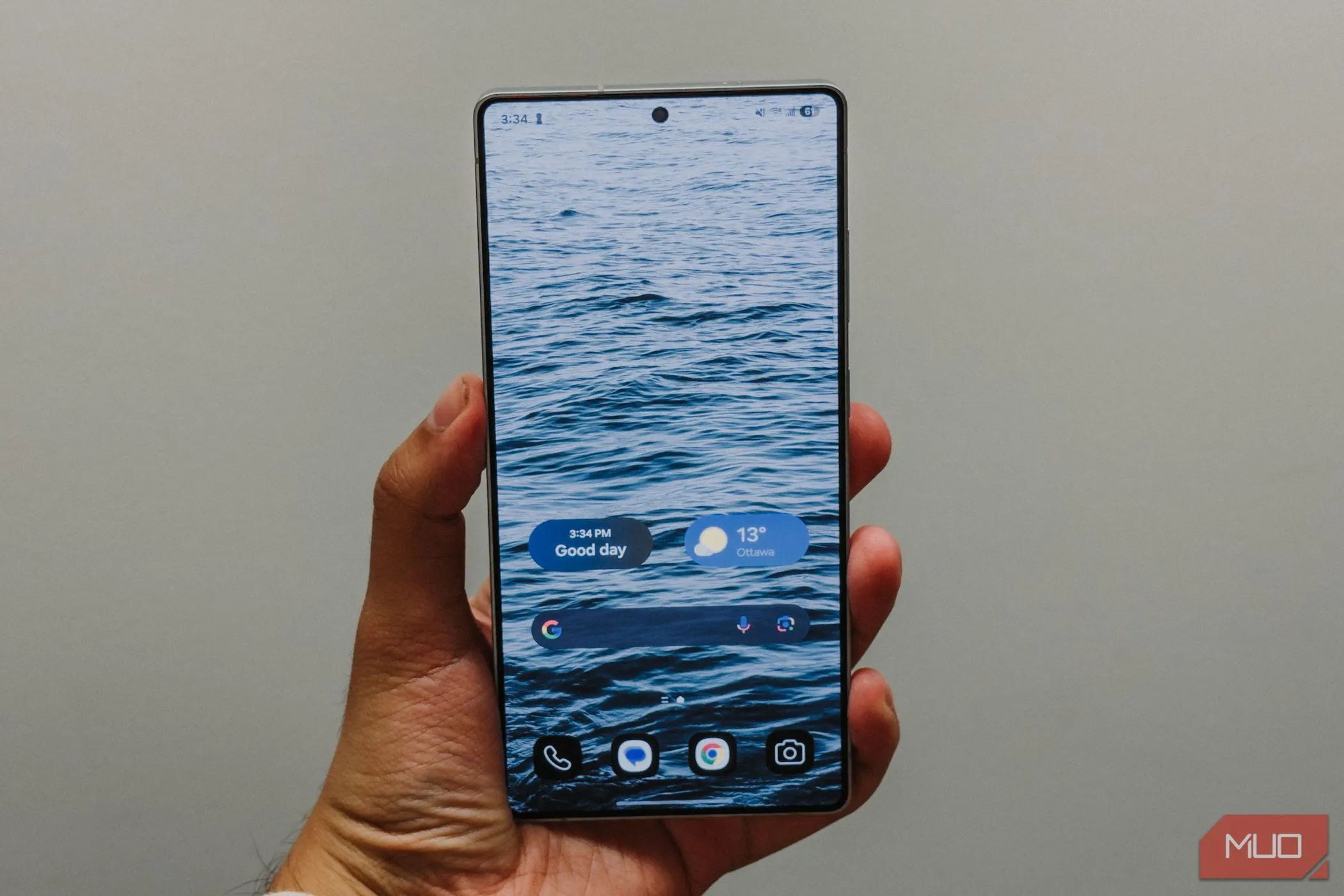 Màn hình chính Samsung Galaxy S25 Ultra hiển thị trên tay người dùng