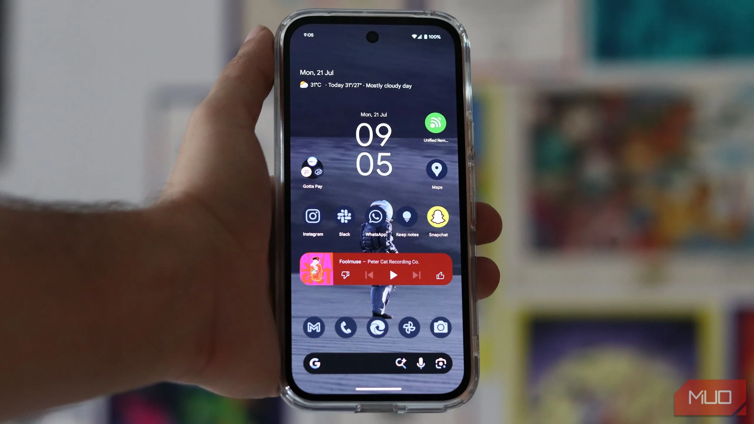 Màn hình chính với giao diện Pixel Launcher trên điện thoại Pixel, nổi bật với thiết kế tối giản và tiện ích At a Glance.