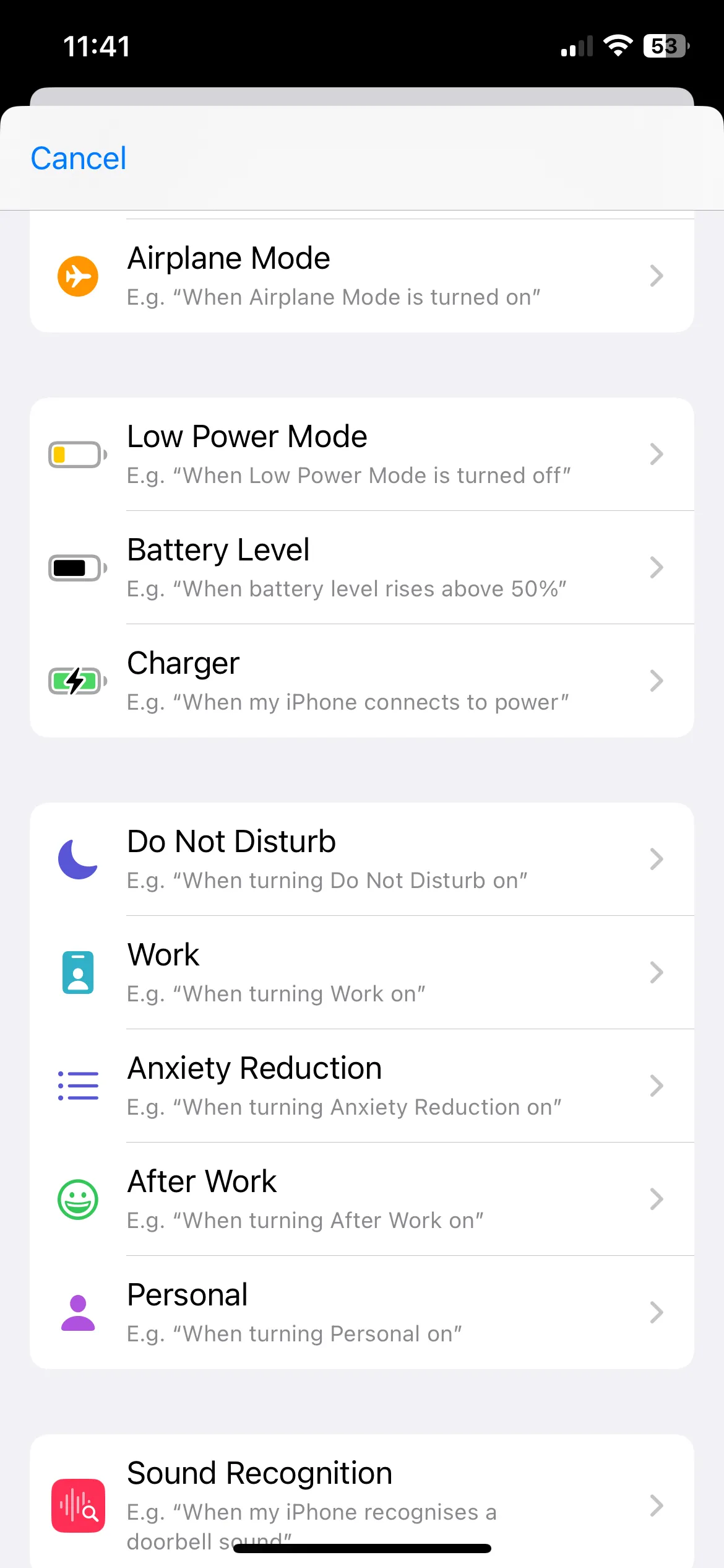 Màn hình chọn kích hoạt "Sạc" trong ứng dụng Phím tắt trên iPhone, minh họa cách thiết lập tự động hóa âm báo sạc.