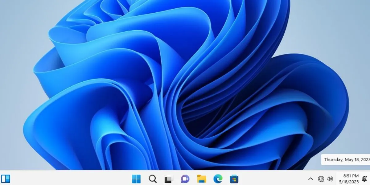 Màn hình desktop Windows 11 đã được cài đặt và hoạt động thành công trên một hệ thống không đáp ứng các yêu cầu cấu hình tối thiểu