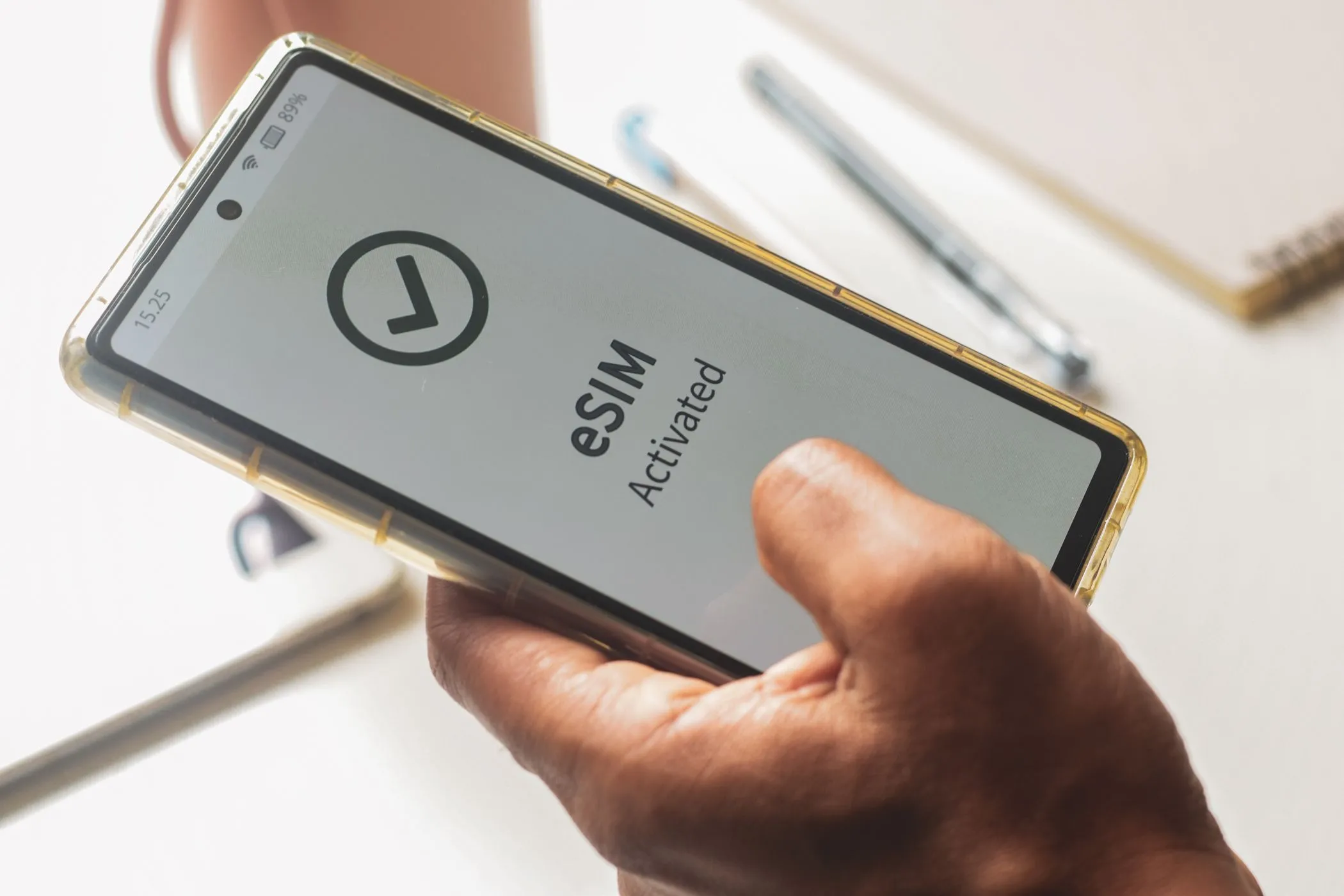 Màn hình điện thoại Android hiển thị eSIM đã kích hoạt, minh họa tính năng của eSIM.