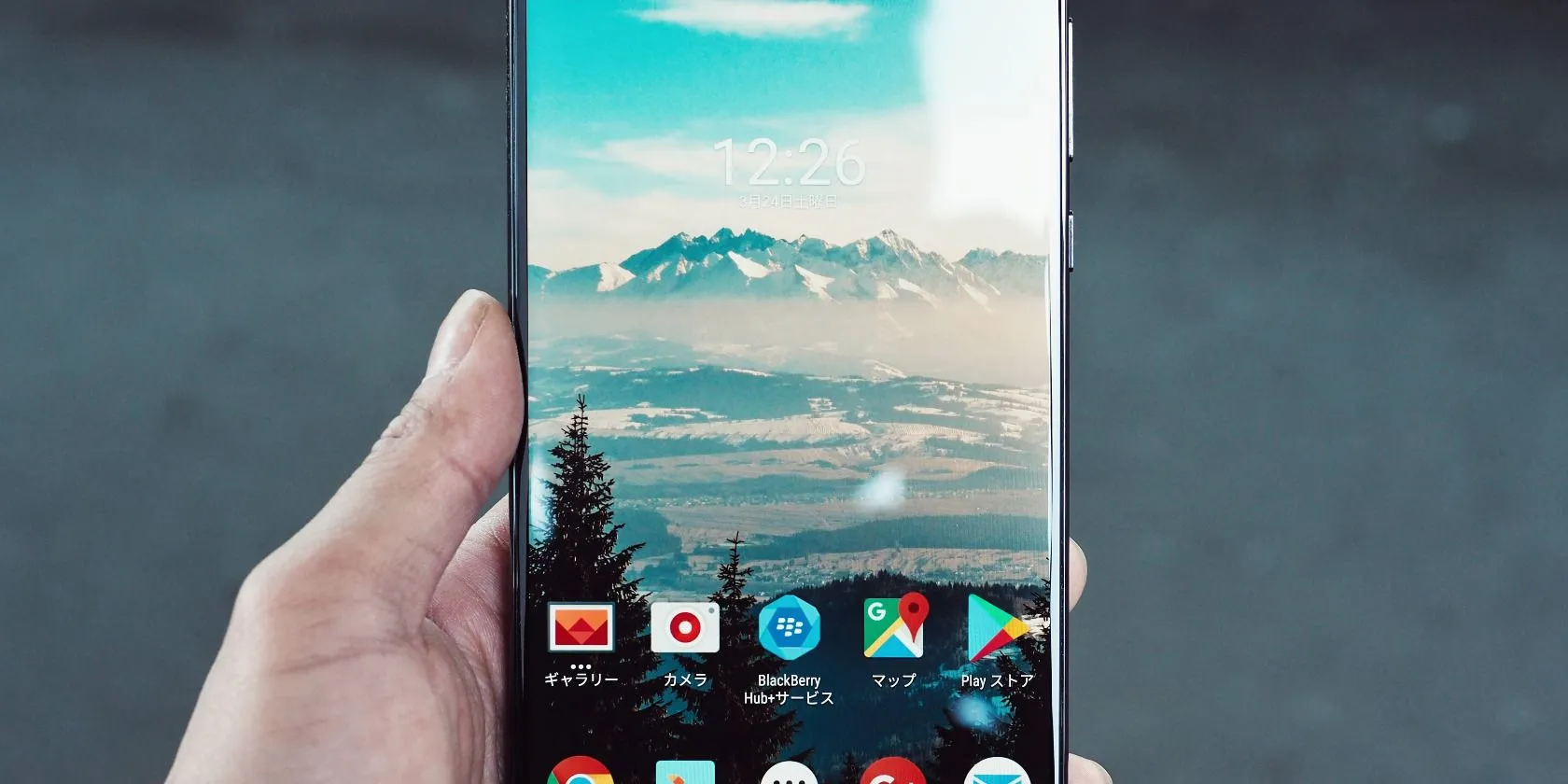 Màn hình điện thoại Android trong tay người dùng, thể hiện sự quan tâm đến cài đặt quyền riêng tư và bảo mật.