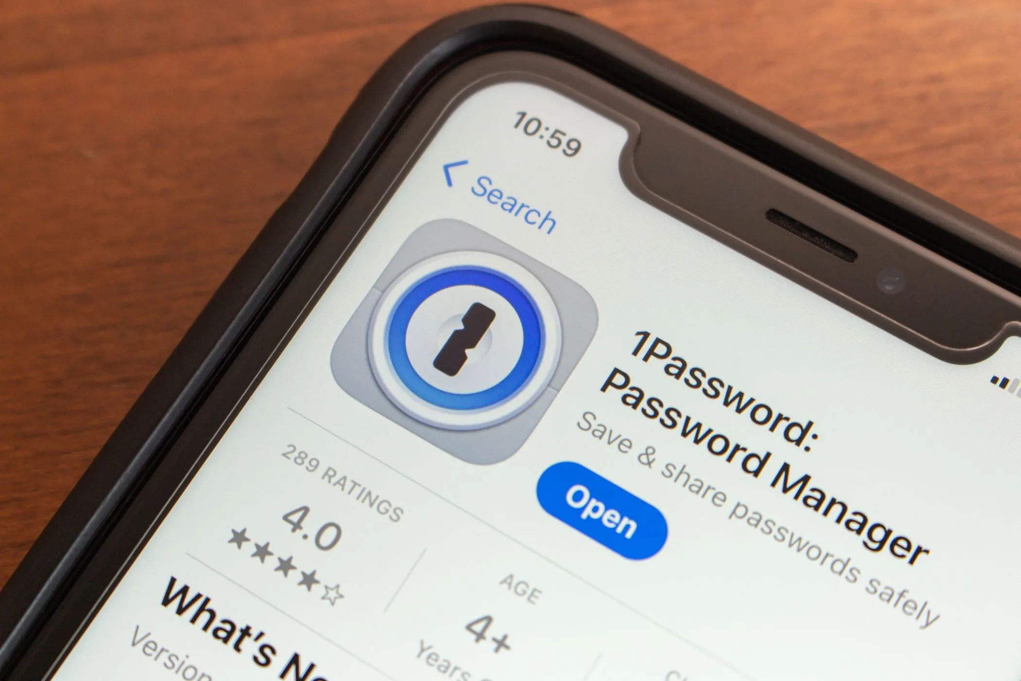 Màn hình điện thoại hiển thị ứng dụng 1Password trên cửa hàng ứng dụng, minh họa một giải pháp quản lý mật khẩu chuyên dụng.