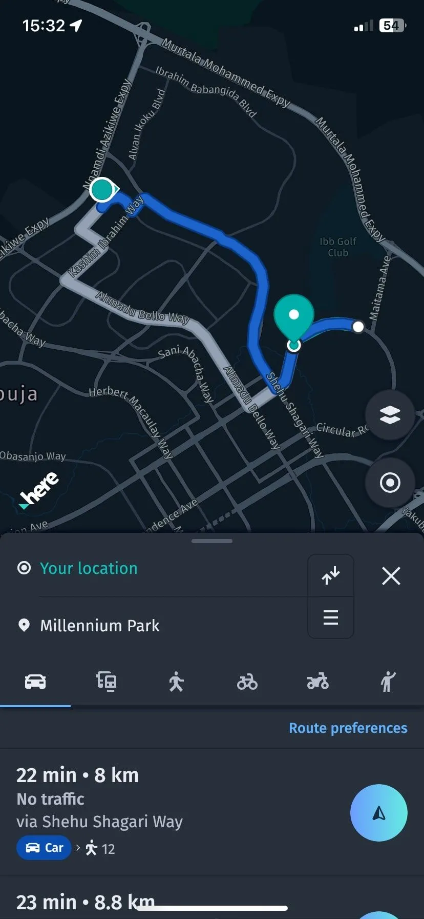 Màn hình định vị xe ô tô trên ứng dụng HERE WeGo, hiển thị hướng dẫn rẽ chi tiết khi không có kết nối internet.