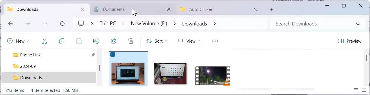 Màn hình File Explorer trên Windows 11 hiển thị nhiều tab đang mở, giúp quản lý tệp tin hiệu quả.
