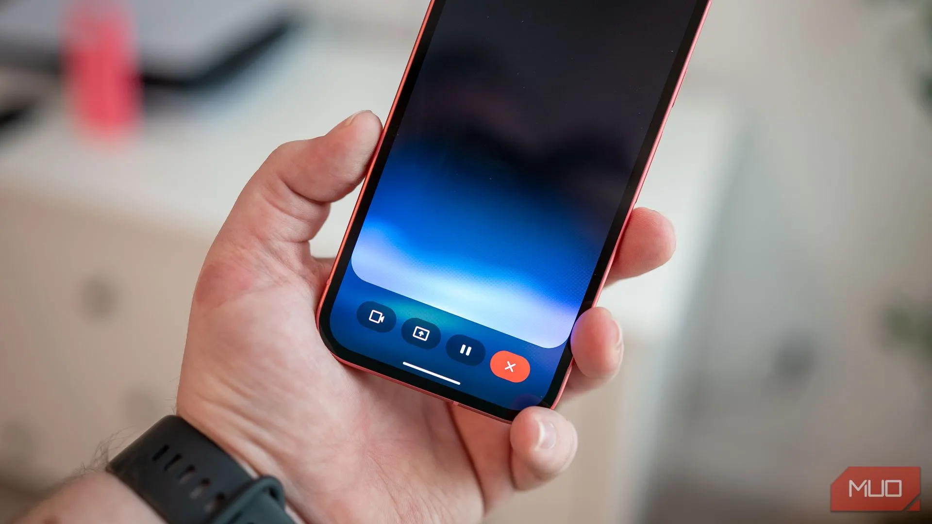 Màn hình Google Pixel 9a hiển thị giao diện trợ lý AI Gemini đang hoạt động, minh họa tính năng trò chuyện trực tiếp.